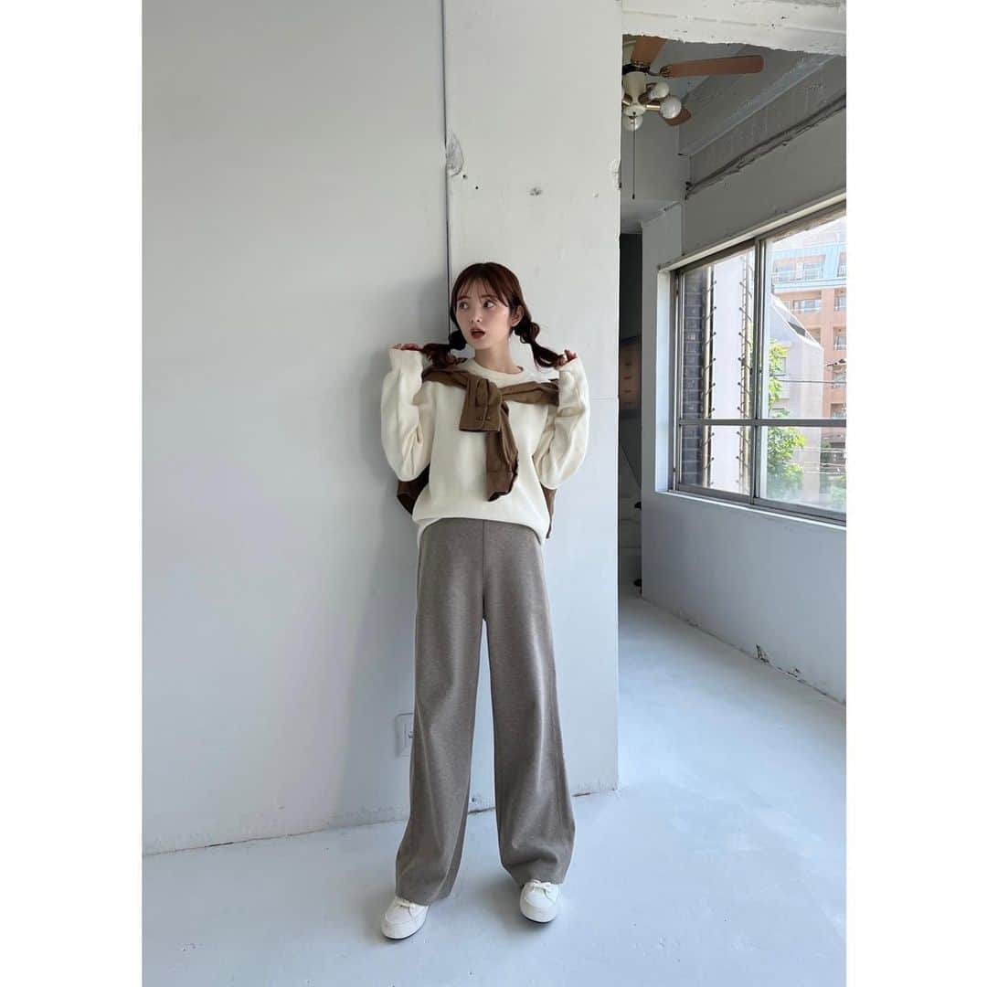 橋下美好さんのインスタグラム写真 - (橋下美好Instagram)「全身ユニクロ4コーデ👯‍♀️  UNIQLOからワイドパンツのコレクションが たくさん登場してて全身ユニクロでコーディネートしてみた♡  ・ブラッシュドジャージーパンツ ベージュブラウン系コーデ 白ニットとパンツだけだと寂しかったので 差しカラーとしてブラウンのシャツを肩掛けして 無地でキレイめコーデをラフに落とし込んでみたよ😊  〈1コーデ目 着用アイテム〉 ・ブラッシュドジャージーパンツ 32 BEIGE  サイズ：M ・フランネルシャツ 35 BROWN ・ウォッシャブルストレッチミラノリブクルーネックセーター 01 OFF WHITE  ・バギージーンズ カジュアルなメンズライクコーデ パンツのシルエットが綺麗だから脚長効果！ ニットの素材が綺麗なのと、レザーのバッグで カジュアルになり過ぎないように🙆‍♀️ カラシ色のニット帽で秋の気分先取りです🍂  〈2コーデ目 着用アイテム〉 ・バギージーンズ 69 NAVY サイズ：24 ・ヒートテックリブビーニー 48 YELLOW ・ウォッシャブルミラノリブセーター 31 BEIGE ・レザータッチミニポシェット 30 NATURAL  ・コーデュロイワイドパンツ 大人セットアップコーデ コーデュロイのジャケットとパンツをセットアップ！ 中にはダークブラウンのリブタートルニットを。 黒だとキツくなっちゃう印象も、ダークブラウンだと 優しい印象で秋らしさを取り入れられるよ🍁  セットアップで着ることによって パンツの良さもより引き立つからオススメ🙆‍♀️  〈3コーデ目 着用アイテム〉 ・コーデュロイワイドパンツ 01 OFF WHITE サイズ：M ・エクストラファインメリノリブタートルネックセーター（長袖） 38 DARK BROWN ・コーデュロイクロップドジャケット 01 OFF WHITE   ・タックワイドパンツ（チェック） 大人チェックパンツコーデ ネイビーのチェックワイドパンツは センタープレスが入っていてとても綺麗なシルエット！ グレーのタートルニットと合わせて魅力を最大限に😊  ちょっとカチッとしすぎちゃうから、 遊び心にMA-1 ブルゾン✨️  個人的にこのコーデ1番好きかも♡  〈4コーデ目 着用アイテム〉 ・タックワイドパンツ 69 NAVY サイズ：M ・MA-1ブルゾン 01 OFF WHITE  ・エクストラファインメリノリブタートルネックセーター（長袖）03 GRAY   今年の秋、参考にしてみてね🙆‍♀️  #ユニクロのワイドパンツ #UNIQLOWIDEPANTS #タックワイドパンツ #ブラッシュドジャージーパンツ #コーデュロイワイドパンツ #バギージーンズ #ユニクロ #pr」8月21日 21時39分 - miyoshikun