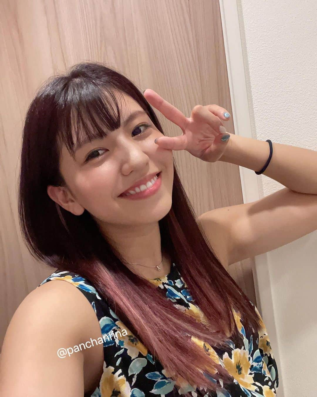 ぱんちゃん璃奈さんのインスタグラム写真 - (ぱんちゃん璃奈Instagram)「美容院で6時間かけて作ってもらった ピンク色のグラデーションヘア❤︎ とってもお気に入り☺️❤️  可愛くて嬉しかったので 自撮りいっぱいしました🤣💕 (30枚以上撮った中の、厳選した5枚w)  どうやってこの髪の毛になったかは内緒☺️笑 るんるんっ♪  #ぱんちゃんヘアー  #ピンクヘアー #ぱんちゃん璃奈  #ryuck押上  #ブリーチ　#酸熱トリートメント #グラデーションカラー　 #グラデーションヘアー #ピンク髪」8月21日 21時47分 - panchanrina