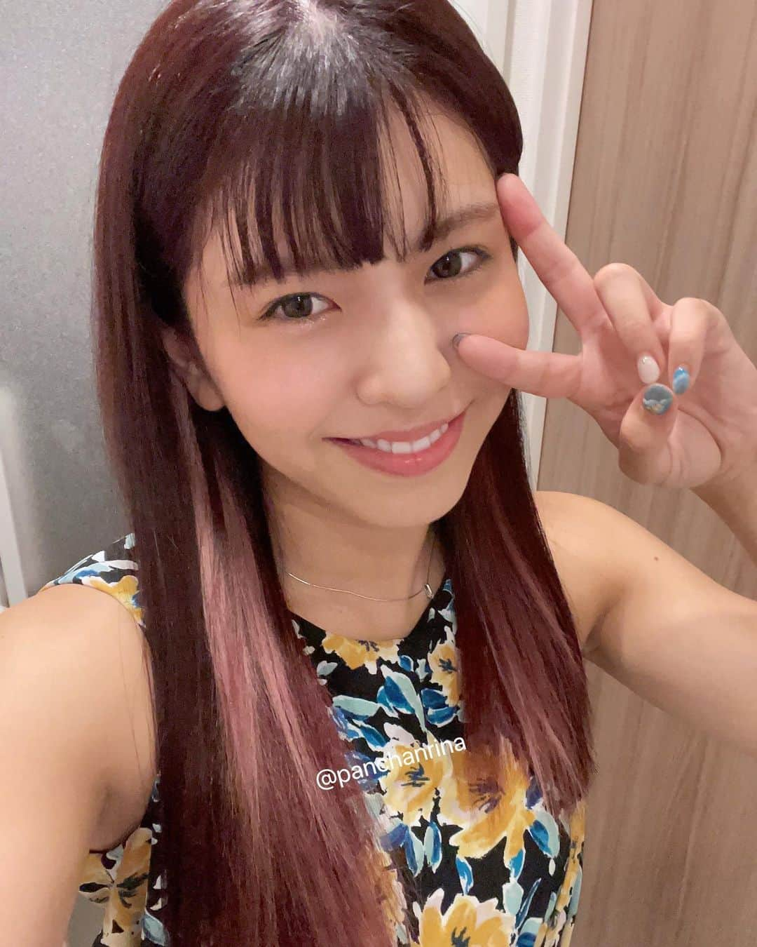 ぱんちゃん璃奈さんのインスタグラム写真 - (ぱんちゃん璃奈Instagram)「美容院で6時間かけて作ってもらった ピンク色のグラデーションヘア❤︎ とってもお気に入り☺️❤️  可愛くて嬉しかったので 自撮りいっぱいしました🤣💕 (30枚以上撮った中の、厳選した5枚w)  どうやってこの髪の毛になったかは内緒☺️笑 るんるんっ♪  #ぱんちゃんヘアー  #ピンクヘアー #ぱんちゃん璃奈  #ryuck押上  #ブリーチ　#酸熱トリートメント #グラデーションカラー　 #グラデーションヘアー #ピンク髪」8月21日 21時47分 - panchanrina