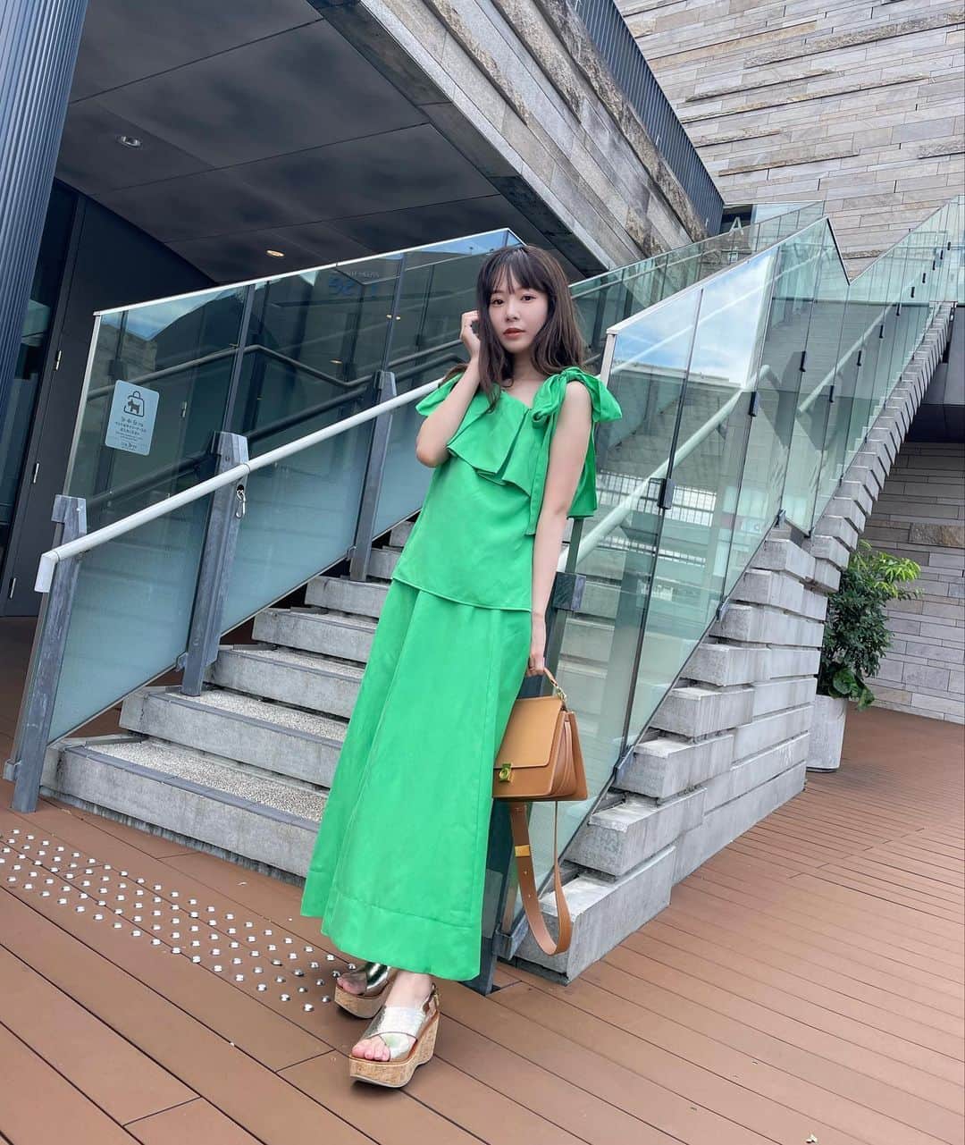 西川瑞希（みずきてぃ）さんのインスタグラム写真 - (西川瑞希（みずきてぃ）Instagram)「DATE CODE💚いつ着ようかなぁーって楽しみにしていたお洋服☺︎別々に使うのもかわいいけど、セットアップで合わせるのがお気に入りっ//  トップスはインでも、アウトでも◎  @cheriemona_official ✴︎アシメフリルリボンブラウス ✴︎カラーフレアスカート  おとなっぽ♡が気分の方には、色違いのブラックカラーおすすめです♡  #cheriemona #newarivals #setup #summerfashion #fashion #夏コーデ #オトナカジュアル #大人カジュアル #セットアップ #大人女子 #コーデ」8月21日 21時51分 - mizuki_nishikawa_
