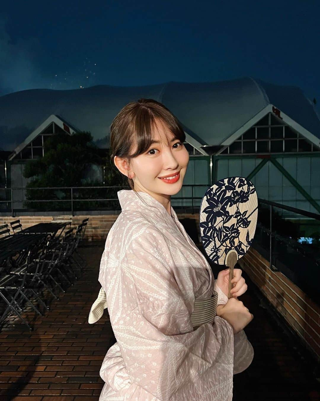 小嶋陽菜さんのインスタグラム写真 - (小嶋陽菜Instagram)「浴衣で花火を見ながらBBQ🎆🫶🏻駆け込みで夏を一気に満喫しました😚✨  今年の夏はイベントやお店のオープンなどでとっっても充実していたのですが、春からひたすら走ってきたので、今まででいちばん夏らしいことをしていない年かも、、🥲！と思っていましたが、夏がおわるまえに詰め込みました🤝  日頃頑張ってくれているメンバーたちと、その家族を交えてみんなで花火を見ました☺️何年ぶりだろう。。🤍  久しぶりに浴衣を着ました💕うすピンクの絞り浴衣にベージュ×ゴールドの帯を合わせてワントーンにしてみました。明るい時間にまた着たいな🫶🏻  浴衣が大好きなので、大きいバッグにたくさん持っていって、みんなで着せあっていて可愛かった☺️❤️‍🔥  写真もたくさん撮って、プレスのメンバーと👸全員が目を開けている写真のセレクトが大変なの、グループ時代を思い出す😂  いつか浴衣でイベントとかしてみたいなぁって思いました☺️💭🍉」8月21日 22時15分 - nyanchan22