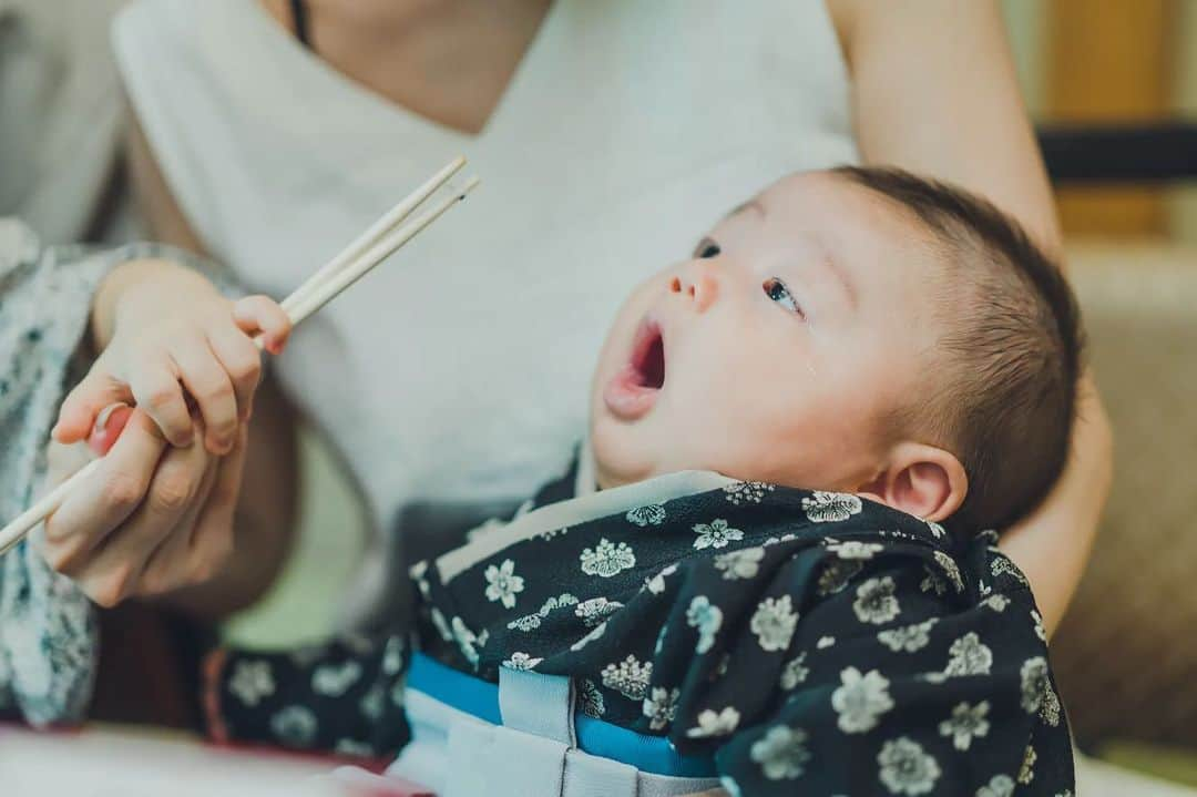 桃さんのインスタグラム写真 - (桃Instagram)「100日のお食い初めは、とうふ屋うかいに行きました👶🏻素敵なお食い初め膳🥹✨家族みんなで見守りながら儀式をしましたー！！（たまにたろの邪魔が入る） 4枚目の写真をみる限り、大食いになりそうだ…👏🏻（大きいおくち） 写真は @fotowa.jp さんにお願いしたけど、（今回は案件ではなく自腹）大正解でした📷写真は一生モノだからね。プライスレス。  #お食い初め #100日祝い #たろじろ #1歳100日の兄 #100日の弟  #とうふやうかい #fotowa」8月21日 22時20分 - momo.official