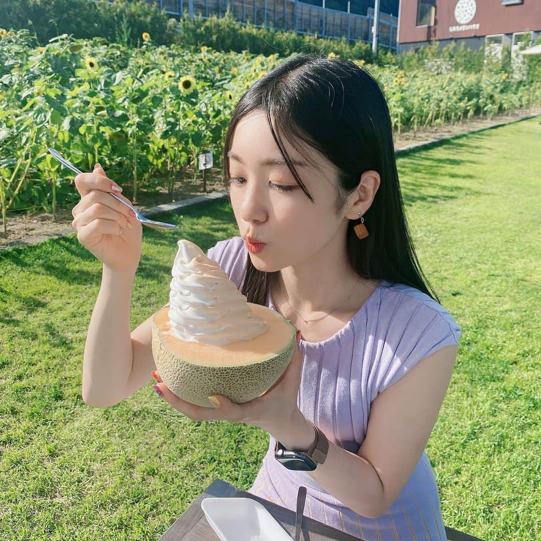 桜雪さんのインスタグラム写真 - (桜雪Instagram)「夏を感じる夏休み！ メロンわんぱく食べしました🍈  夫はメロン食べると口痒くなるタイプで それほんとに一人で食べれるの？ って疑ってきましたが、 しっかり綺麗に完食しました。ぺろり。  #メロン #メロンソフト #ファーム富田 #とみたメロンハウス #富良野 #北海道旅行」8月21日 23時33分 - yuki_12hsm