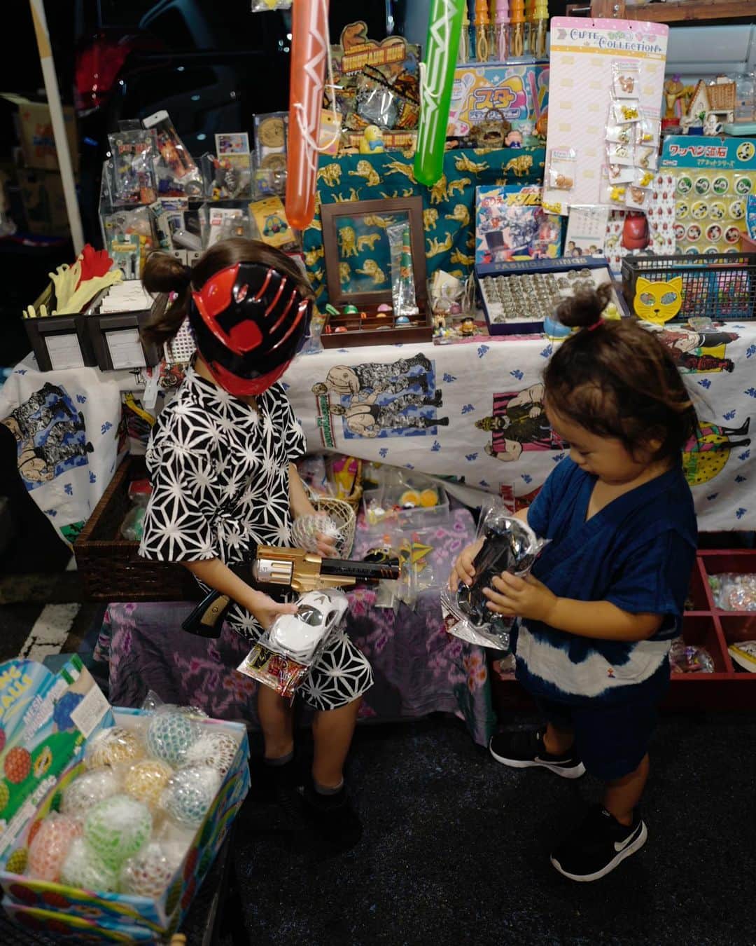 荻原桃子さんのインスタグラム写真 - (荻原桃子Instagram)「日本の夏祭り  コロナがあり5歳の息子にとっては 初めて体験させてあげられた夏祭り  お祭りの熱量が半端なくて 街中大人も子供も大興奮  私も子供の頃はだんじり祭りが盛んな地域で育ったので  一年をかけて祭りに魂をかけている 地域の方々の気持ちを思い出して  なんとも言えない とっても興奮した先週の阿波踊りでした✨  リゾートや海外も良いけど 日本の夏祭りってやっぱり最高  2歳までは海外や様々な場所に連れて行って体験させてあげれたけど5歳の息子は全く覚えて無い訳で、、、笑  こう思うと体験させられていない日本が 沢山あるなぁとしみじみ💭　  とにかく息子の最近の夢だった お祭りに行ってお面を買って綿菓子食べたい🤍 を叶えてあげられて良かった✨　  #阿波踊り」8月21日 23時50分 - momokoogihara