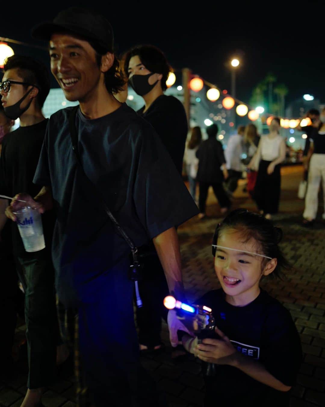 荻原桃子さんのインスタグラム写真 - (荻原桃子Instagram)「日本の夏祭り  コロナがあり5歳の息子にとっては 初めて体験させてあげられた夏祭り  お祭りの熱量が半端なくて 街中大人も子供も大興奮  私も子供の頃はだんじり祭りが盛んな地域で育ったので  一年をかけて祭りに魂をかけている 地域の方々の気持ちを思い出して  なんとも言えない とっても興奮した先週の阿波踊りでした✨  リゾートや海外も良いけど 日本の夏祭りってやっぱり最高  2歳までは海外や様々な場所に連れて行って体験させてあげれたけど5歳の息子は全く覚えて無い訳で、、、笑  こう思うと体験させられていない日本が 沢山あるなぁとしみじみ💭　  とにかく息子の最近の夢だった お祭りに行ってお面を買って綿菓子食べたい🤍 を叶えてあげられて良かった✨　  #阿波踊り」8月21日 23時50分 - momokoogihara