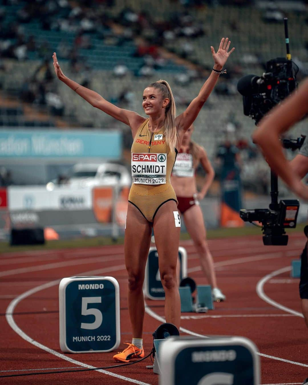 アリカ・シュミットさんのインスタグラム写真 - (アリカ・シュミットInstagram)「Thank you Munich ❤️‍🔥 you have been amazing✨   📸 @diegomenzi @thomasroehler @ubsathletics   #trackandfield #europeanchampionship」8月22日 1時08分 - alicasmd