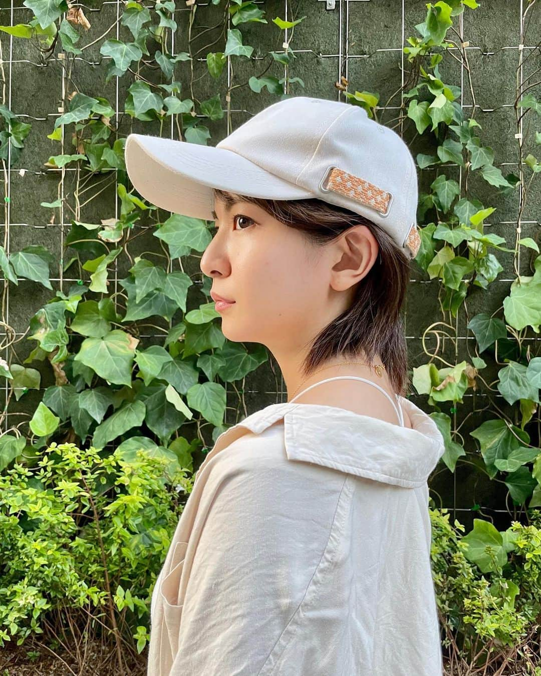 千葉真由佳さんのインスタグラム写真 - (千葉真由佳Instagram)「【この夏のマイブームは😁🧢】  なんだか ベージュやオレンジカラーが とても好きな夏です。  メイクも上手ではないけれど 優しいカラーのチークや 控えめなリップが落ち着く◎🙆‍♀️  あと大活躍してるのが 伝統工芸のこぎん刺しを取り入れた キャップ🧢🤍 これ青森産なんですよ〜👍  この日ケーキを食べて ご機嫌だったのですが🍰  毎年恒例(?)の道中でサンダルが 壊れまして😂  帰り道は足をズリズリしながら 帰りました😄💦 サンダルで飛んだり跳ねたりしながら 歩くと壊れるのでお気をつけくださいね。 (そんなに暴れたことはないのにな...  みなさんの この夏の好きなアイテムは なんですか〜？✨  #夏コーデ#帽子#🧢 #キャップコーデ#ベージュカラー #銀座#harbs#🍰#ひとやすみ  #アナウンサー#キャスター #千葉真由佳#都内散歩 #tsugirl#こぎん刺し #青森#津軽 #伝統工芸品をもっと身近に」8月22日 10時24分 - mayuka.chiba