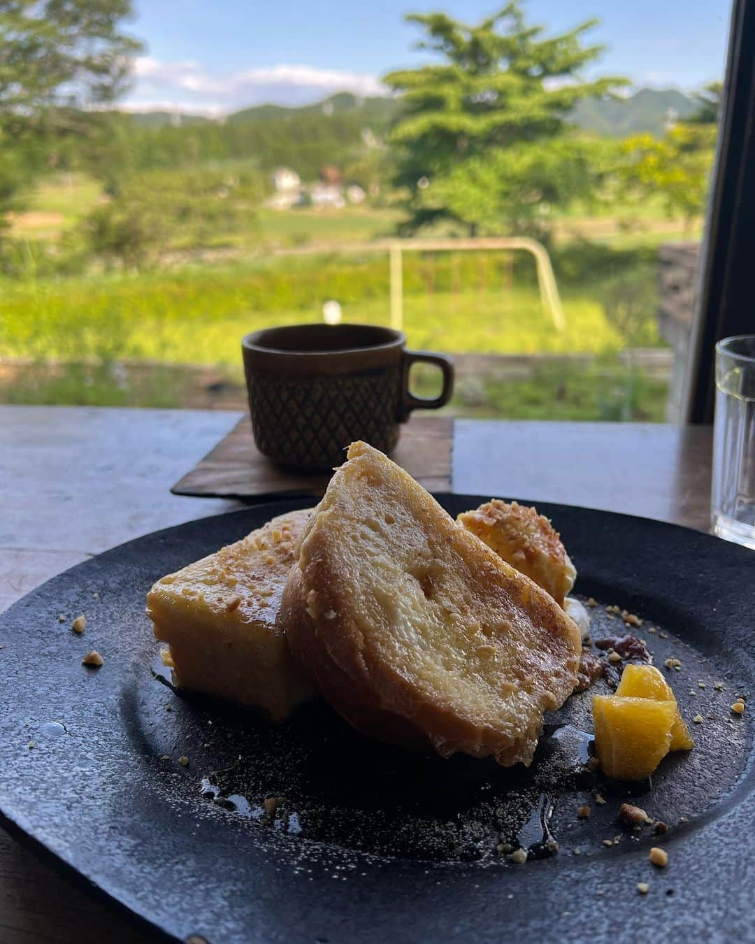 井上咲楽さんのインスタグラム写真 - (井上咲楽Instagram)「. 益子のカフェのおすすめ キッチンスロープは最近帰るたびに母と行っています！大きな窓から広がる緑がとっても綺麗で、おちつきますよ。 コーヒーがタップリなので味の変化が楽しいです😆 #益子 #益子カフェ #キッチンスロープ #栃木」8月22日 11時00分 - bling2sakura