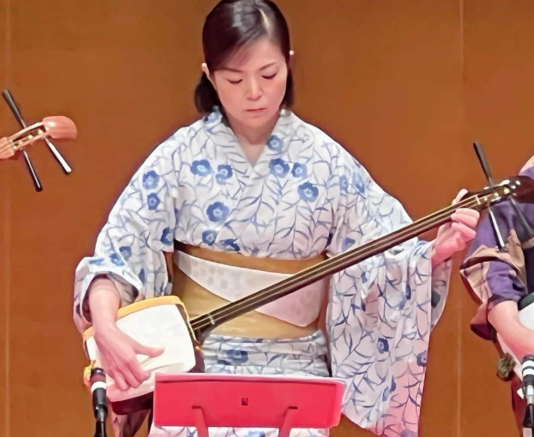 石原詢子さんのインスタグラム写真 - (石原詢子Instagram)「昨日は三味線の発表会「柏木会 ゆかたざらい」でした。 毎日、一生懸命練習した成果を発揮!?出来ました。 なかなか上手く出来ないパートも間違えずに出来ました・・ お越しくださいました皆様、わずか10分強の出番でしたがふだんご覧に慣れない雰囲気を味わって頂けたのではないかな？と思っています。 ありがとうございました❗ ますます精進しまーす さて、気持ちを切り替えて今度は10月21日のディナーショーへ向けて頑張る！！ ファンクラブ先行予約絶賛受付中です！  #三味線 #発表会 #ゆかたざらい #小鍛治 #長唄 #柏木会 #中野ゼロホール #服部さん #マネージャー馬場百百子 #一生懸命練習 #石原詢子応援団 #石原詢子 #デビュー35周年記念 #ディナーショー #ファンクラブ先行予約 #受付中」8月22日 12時33分 - junko_ishihara.official