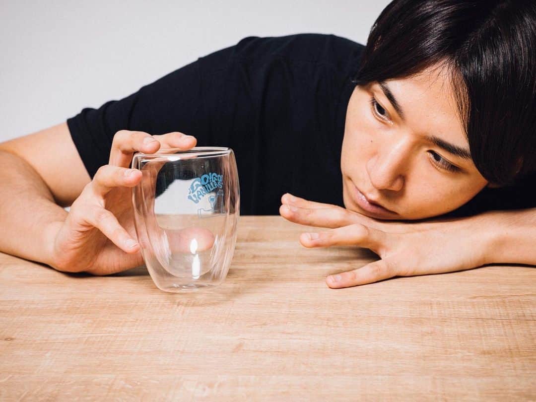 柳沢進太郎さんのインスタグラム写真 - (柳沢進太郎Instagram)「うちの子の分身が飲み物を一緒に飲んでくれるグラス🥂  ダブルウォールグラスは冷たい飲み物でも温かい飲み物でも、グラスが汗かいたり暑すぎて持てないみたいな事がない優れもの🔥  1枚目&2枚目 photo × @nishimakitaichi   3枚目 ちゃいちーの頃  4枚目 手繋ぎ就寝  5枚目 仕事しないで構ってほしい  design × @mitsutaka_nakano  使いやすくかつ可愛いシンプルなデザイン！ いつもありがとうございます🥺🔥」8月22日 12時49分 - shintaro_yanagisawa