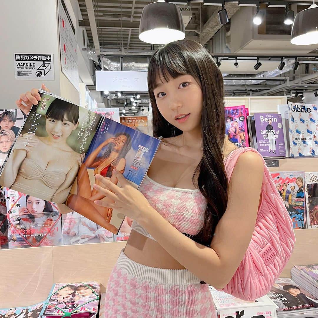 ピョ・ウンジさんのインスタグラム写真 - (ピョ・ウンジInstagram)「私の日本の初グラビアが載った 週プレが今日発売されました🥹💕  すぐに本屋さんに行って買ってきたよ!  本当に嬉しくて、 いつも応援してくれているファンの方々には感謝しています❤️  私のデジタル写真集「Omotenashi Pyo Eunji in Japan」では、雑誌では見せない写真が沢山あるので、是非そちらも見ていただけたら嬉しいです🥰  일본 서점와 편의점에 제가 실린 주프레가 오늘 발매되었어요🥹💕감격…  웹화보도 판매되고 있으니 많은 관심 부탁드려요🥰(일본외의 국가에서 아마존 구매가 어렵다고 하시는 분들이 계셔서 그라자파 사이트 스토리에 공유드려요!!)  Shupure is now available on the book store and convenient store🥹❤️ So happy to be appear in Japanese magazine.  Digital pictorial is also available on Amazon and Shupure grajapa site!! (If Amazon doesn’t work from overseas, pls try grajapa site on my story)🙏🏻」8月22日 12時54分 - pyoapple