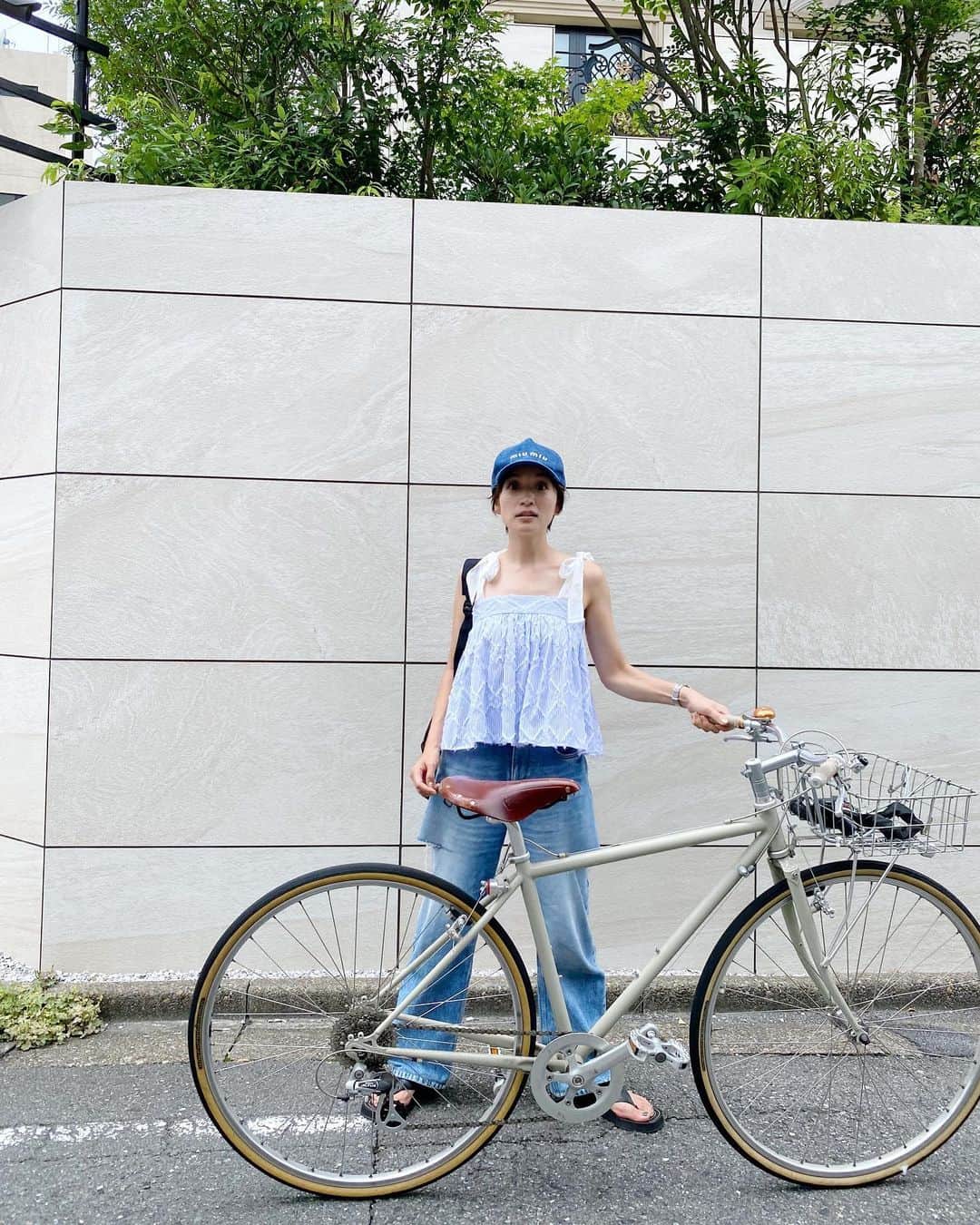 高山都さんのインスタグラム写真 - (高山都Instagram)「今日の撮影は自転車で🚲 さいきん、お気に入りで着てる肩リボンキャミ、ストライプのジャガードも可愛いんです。 camisole @oblekt_jp ✖︎ miyako takayama denim @maisonmargiela  back pack @commedesgarcons  cap @miumiu  sandal @therow  黒はあっという間に完売して再販はないので、ストライプも残り少しみたいです。 中にTシャツやタンクトップ重ねても可愛いですよー。」8月22日 13時09分 - miyare38