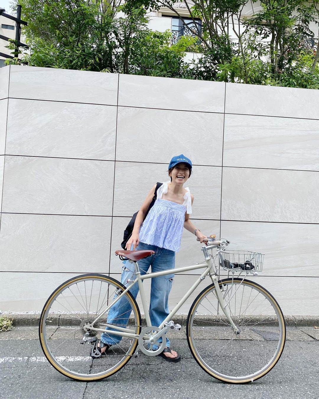 高山都さんのインスタグラム写真 - (高山都Instagram)「今日の撮影は自転車で🚲 さいきん、お気に入りで着てる肩リボンキャミ、ストライプのジャガードも可愛いんです。 camisole @oblekt_jp ✖︎ miyako takayama denim @maisonmargiela  back pack @commedesgarcons  cap @miumiu  sandal @therow  黒はあっという間に完売して再販はないので、ストライプも残り少しみたいです。 中にTシャツやタンクトップ重ねても可愛いですよー。」8月22日 13時09分 - miyare38
