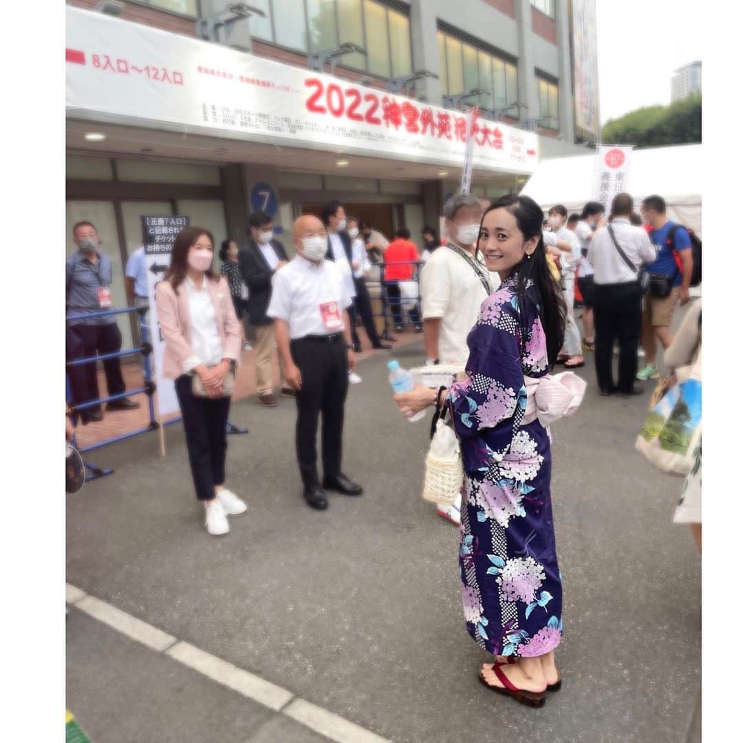 脊山麻理子さんのインスタグラム写真 - (脊山麻理子Instagram)「8月20日（土）3年ぶりに行われた神宮外苑花火大会に行ってきました♡恒例のマツケンサンバからの打ち上げ花火、最高でした♡雨がしとしと降っていて濡れたけど、それもまた思い出♡すき家の牛丼♪の花火が、ニコちゃんマークとか、♡とかあって、楽しかったな♡また観られますように♡ #神宮外苑花火大会2022 #浴衣 #マツケンサンバ #おネエMANSでご一緒した真島先生もお元気で嬉しい #りなちゃんハイボールありがとう #舞台で着付け習ったから自分で浴衣着たよ #髪も自分で」8月22日 15時08分 - mariko_seyama_milkpon