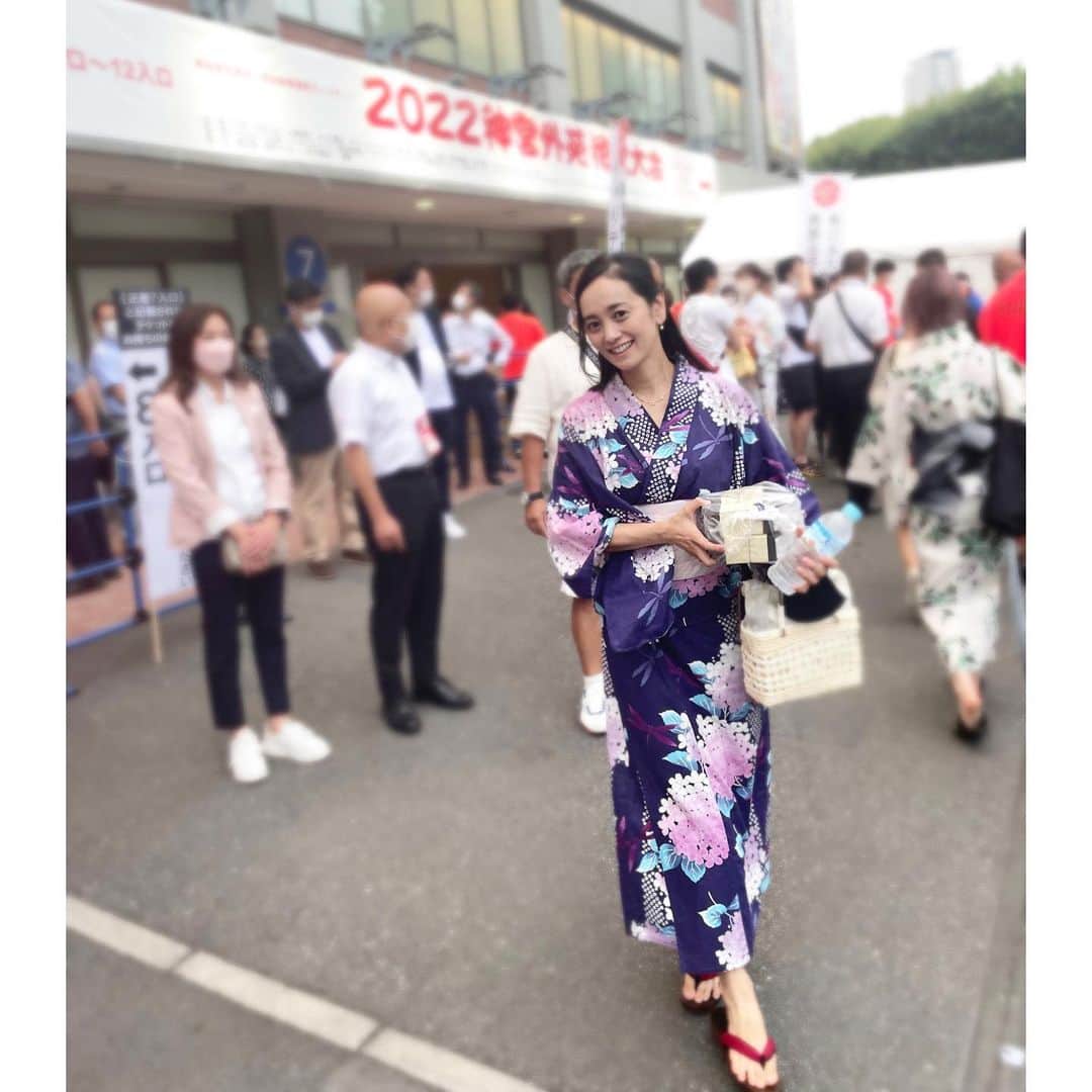 脊山麻理子さんのインスタグラム写真 - (脊山麻理子Instagram)「8月20日（土）3年ぶりに行われた神宮外苑花火大会に行ってきました♡恒例のマツケンサンバからの打ち上げ花火、最高でした♡雨がしとしと降っていて濡れたけど、それもまた思い出♡すき家の牛丼♪の花火が、ニコちゃんマークとか、♡とかあって、楽しかったな♡また観られますように♡ #神宮外苑花火大会2022 #浴衣 #マツケンサンバ #おネエMANSでご一緒した真島先生もお元気で嬉しい #りなちゃんハイボールありがとう #舞台で着付け習ったから自分で浴衣着たよ #髪も自分で」8月22日 15時08分 - mariko_seyama_milkpon