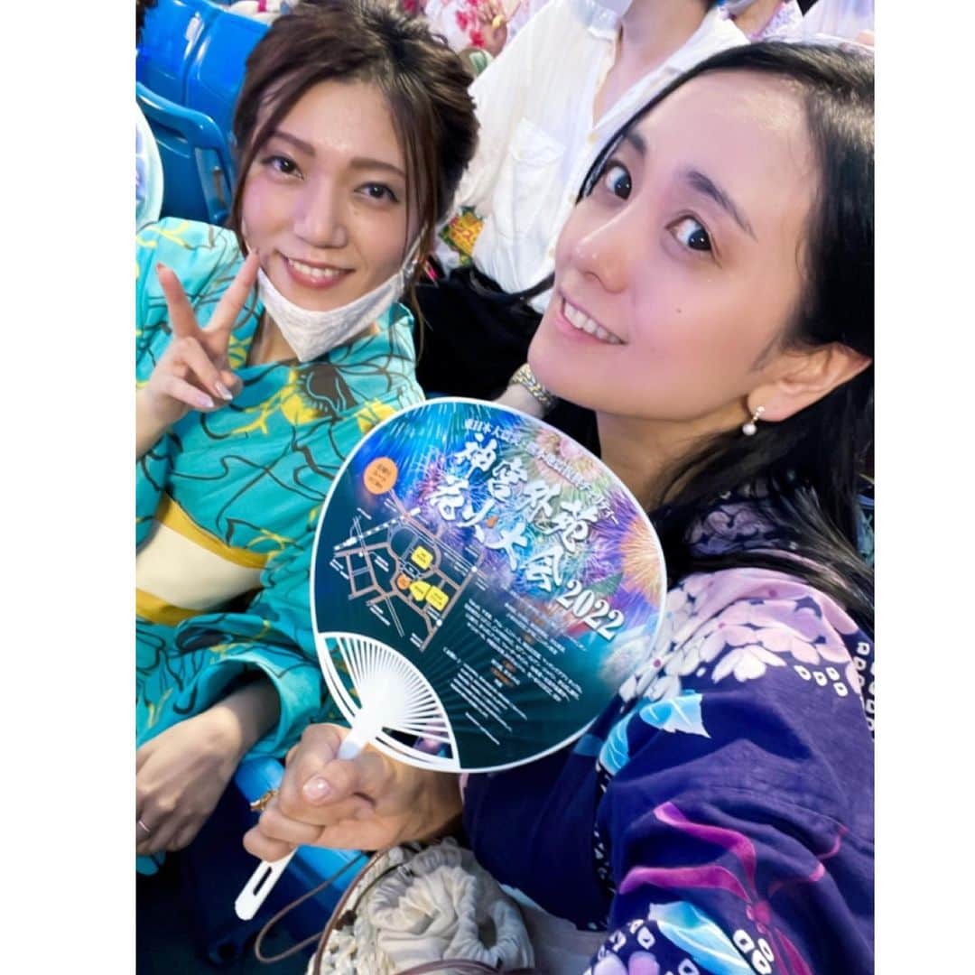 脊山麻理子さんのインスタグラム写真 - (脊山麻理子Instagram)「8月20日（土）3年ぶりに行われた神宮外苑花火大会に行ってきました♡恒例のマツケンサンバからの打ち上げ花火、最高でした♡雨がしとしと降っていて濡れたけど、それもまた思い出♡すき家の牛丼♪の花火が、ニコちゃんマークとか、♡とかあって、楽しかったな♡また観られますように♡ #神宮外苑花火大会2022 #浴衣 #マツケンサンバ #おネエMANSでご一緒した真島先生もお元気で嬉しい #りなちゃんハイボールありがとう #舞台で着付け習ったから自分で浴衣着たよ #髪も自分で」8月22日 15時08分 - mariko_seyama_milkpon
