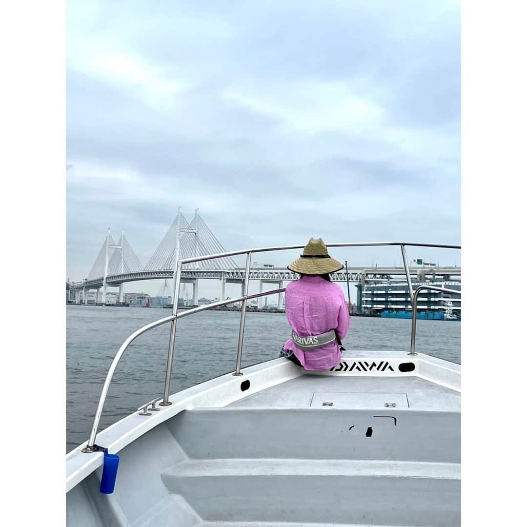 木村心美さんのインスタグラム写真 - (木村心美Instagram)「Yay!!!! 先日、イナダを釣りに行ったポイントでなんと、ヒラメGETでした！！！🤘🏻🤘🏻🤘🏻 やっぱり釣り好きです。そして波に揺られるのが好きです。 船の先っぽが特等席です🤩 それにしても格好が不審者」8月22日 16時18分 - cocomi_553_official