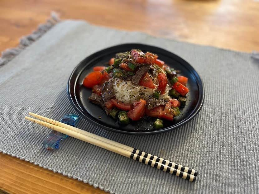 寺田有希さんのインスタグラム写真 - (寺田有希Instagram)「夏の冷やし麺3連発🍜🍝✨  【てら飯メニュー】 ◉オクラとトマトの冷製パスタ ◉夏野菜と牛肉のそうめん ◉とろろとゴーヤそうめん  特に2つ目！ 簡単で美味しかった！🍅✨ 炒めた牛肉と夏野菜を焼肉のタレであえて、 ごま油を絡めたそうめんに乗せただけ！ 是非やってみてね👍✨  #おうちごはん #おうちごはんlover #ランチタイム #おうちランチ #冷たい麺 #冷やし麺 #冷製パスタ #そうめんアレンジ #てら飯 #寺田有希 #teradayuki」8月22日 17時57分 - terada_yuki