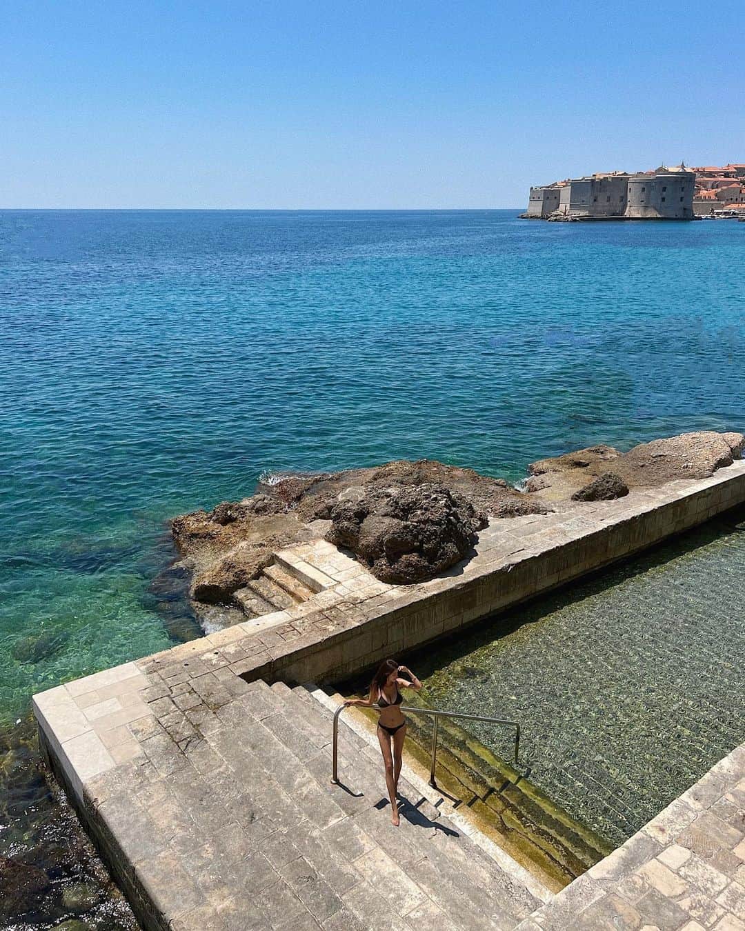 東野佑美さんのインスタグラム写真 - (東野佑美Instagram)「📍Dubrovnik, Croatia  海にプールにサウナに沢山満喫したので🥹 珍しくしっかりドライヤーもしてヘアケア🫡🌬  新しいドライヤーを頂いたので使ってみました！ シルクモードでダメージを減らしてくれるの🤍  すぐ乾いて艶々になるし 折りたたんでコンパクトにもできるから 移動が多い私にとっても有難い🥹✨  ⁡ #海外旅行 #ヨーロッパ周遊 #クロアチア #ドゥブロヴニク  #絹女 #kinujo #ドライヤー #ヘアーアイロン #美容」8月22日 18時22分 - yumi.higashino