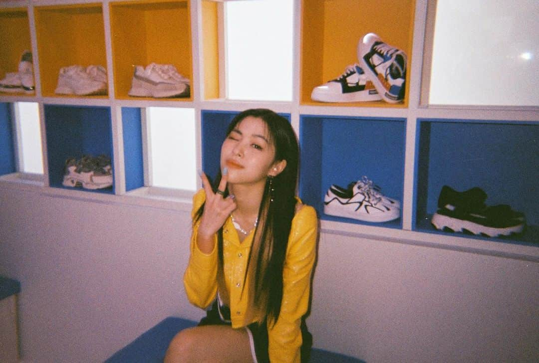 ITZYさんのインスタグラム写真 - (ITZYInstagram)「💾 ITZY <CHECKMATE> 하드털이 ┗ 📂 Film Photo  #ITZY #있지  👑 M/V https://youtu.be/Hbb5GPxXF1w ♟ALBUM https://ITZY.lnk.to/CHECKMATE  #ITZY #MIDZY #ITZY_CHECKMATE #ITZY_SNEAKERS #ITZY_DOMINO #SneakersChallenge」8月22日 19時00分 - itzy.all.in.us