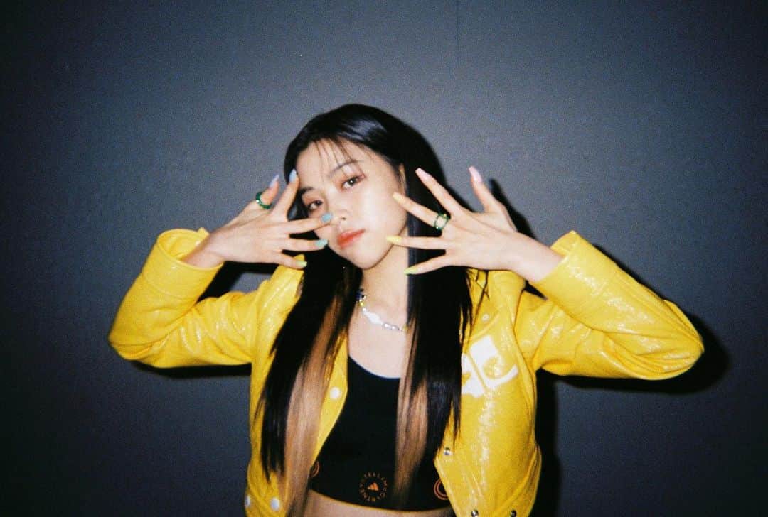 ITZYさんのインスタグラム写真 - (ITZYInstagram)「💾 ITZY <CHECKMATE> 하드털이 ┗ 📂 Film Photo  #ITZY #있지  👑 M/V https://youtu.be/Hbb5GPxXF1w ♟ALBUM https://ITZY.lnk.to/CHECKMATE  #ITZY #MIDZY #ITZY_CHECKMATE #ITZY_SNEAKERS #ITZY_DOMINO #SneakersChallenge」8月22日 19時00分 - itzy.all.in.us