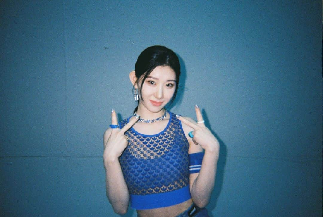 ITZYさんのインスタグラム写真 - (ITZYInstagram)「💾 ITZY <CHECKMATE> 하드털이 ┗ 📂 Film Photo  #ITZY #있지  👑 M/V https://youtu.be/Hbb5GPxXF1w ♟ALBUM https://ITZY.lnk.to/CHECKMATE  #ITZY #MIDZY #ITZY_CHECKMATE #ITZY_SNEAKERS #ITZY_DOMINO #SneakersChallenge」8月22日 19時00分 - itzy.all.in.us