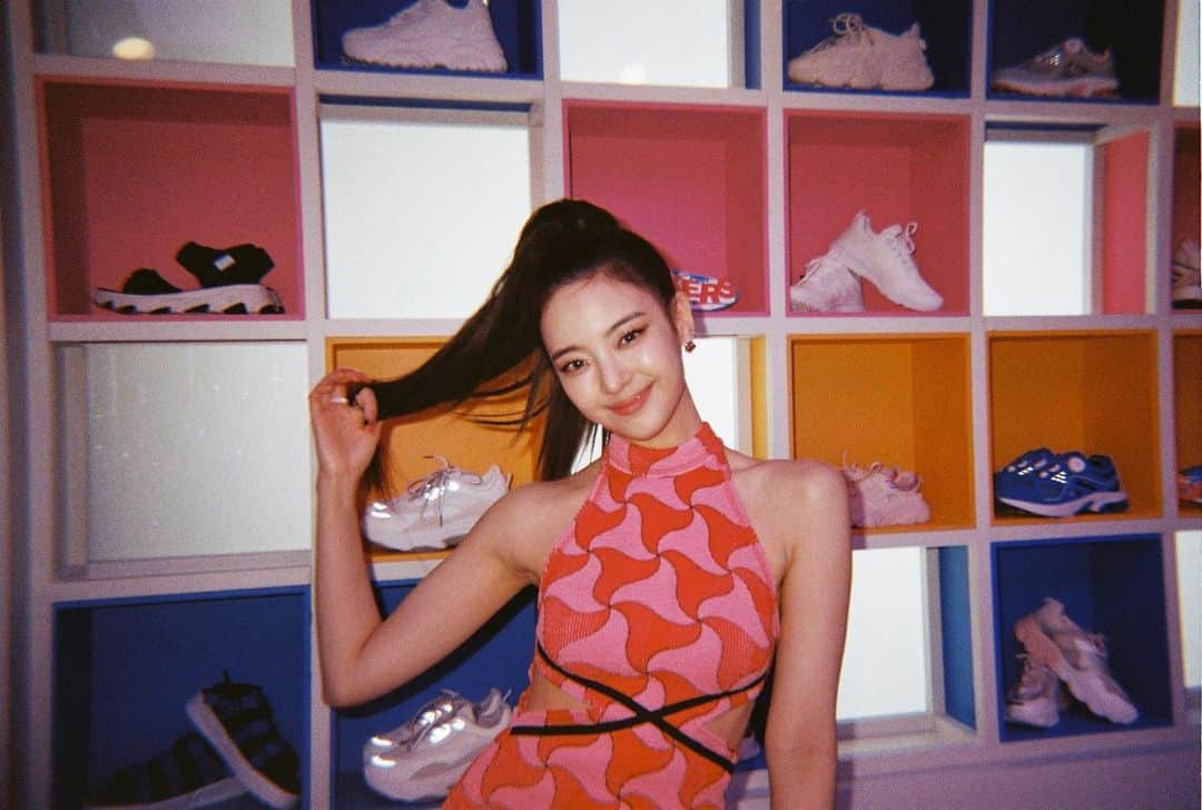 ITZYさんのインスタグラム写真 - (ITZYInstagram)「💾 ITZY <CHECKMATE> 하드털이 ┗ 📂 Film Photo  #ITZY #있지  👑 M/V https://youtu.be/Hbb5GPxXF1w ♟ALBUM https://ITZY.lnk.to/CHECKMATE  #ITZY #MIDZY #ITZY_CHECKMATE #ITZY_SNEAKERS #ITZY_DOMINO #SneakersChallenge」8月22日 19時01分 - itzy.all.in.us