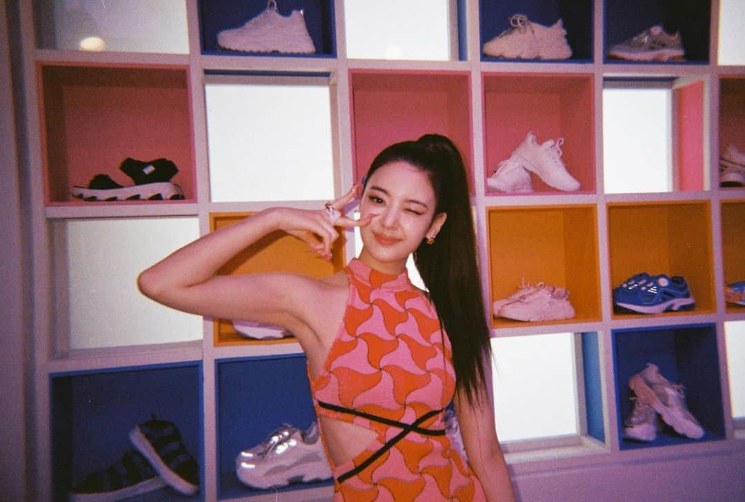 ITZYさんのインスタグラム写真 - (ITZYInstagram)「💾 ITZY <CHECKMATE> 하드털이 ┗ 📂 Film Photo  #ITZY #있지  👑 M/V https://youtu.be/Hbb5GPxXF1w ♟ALBUM https://ITZY.lnk.to/CHECKMATE  #ITZY #MIDZY #ITZY_CHECKMATE #ITZY_SNEAKERS #ITZY_DOMINO #SneakersChallenge」8月22日 19時01分 - itzy.all.in.us