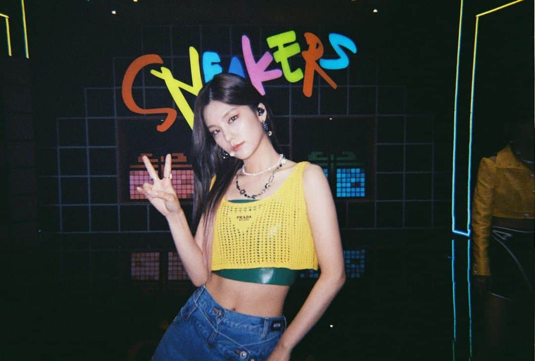 ITZYさんのインスタグラム写真 - (ITZYInstagram)「💾 ITZY <CHECKMATE> 하드털이 ┗ 📂 Film Photo  #ITZY #있지  👑 M/V https://youtu.be/Hbb5GPxXF1w ♟ALBUM https://ITZY.lnk.to/CHECKMATE  #ITZY #MIDZY #ITZY_CHECKMATE #ITZY_SNEAKERS #ITZY_DOMINO #SneakersChallenge」8月22日 19時01分 - itzy.all.in.us