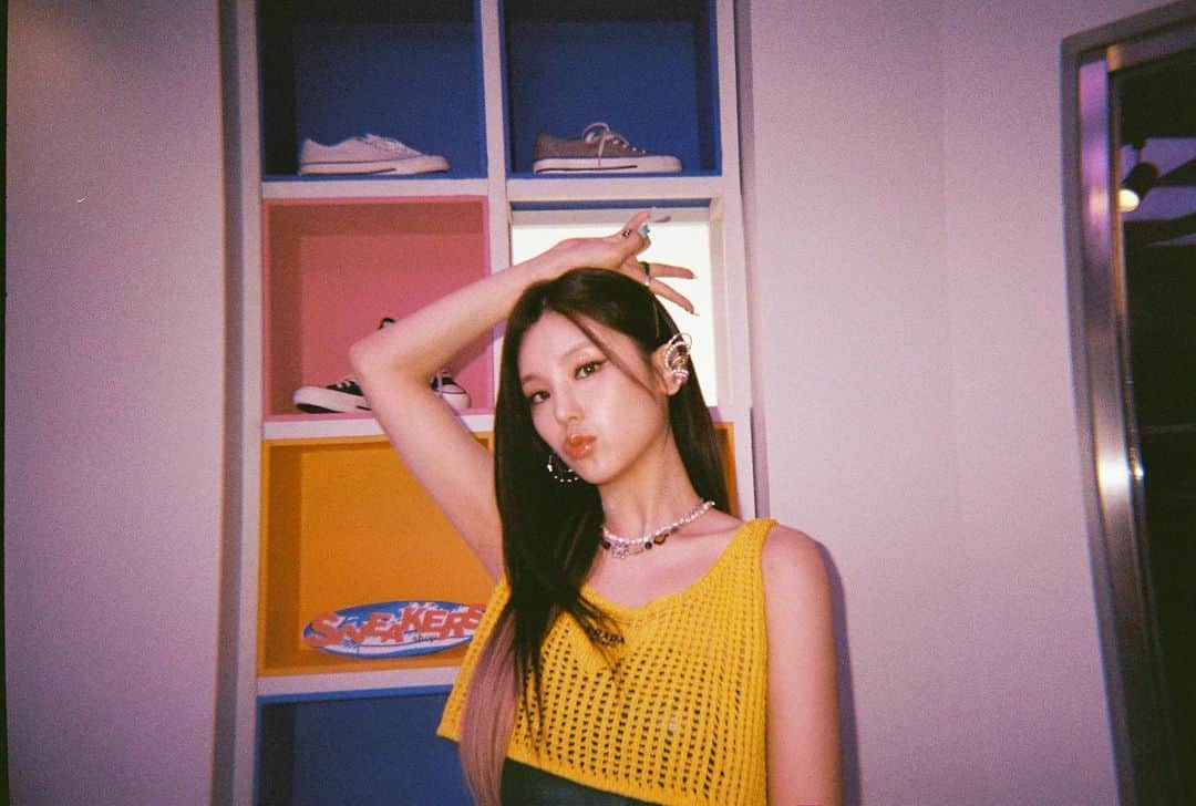 ITZYさんのインスタグラム写真 - (ITZYInstagram)「💾 ITZY <CHECKMATE> 하드털이 ┗ 📂 Film Photo  #ITZY #있지  👑 M/V https://youtu.be/Hbb5GPxXF1w ♟ALBUM https://ITZY.lnk.to/CHECKMATE  #ITZY #MIDZY #ITZY_CHECKMATE #ITZY_SNEAKERS #ITZY_DOMINO #SneakersChallenge」8月22日 19時01分 - itzy.all.in.us