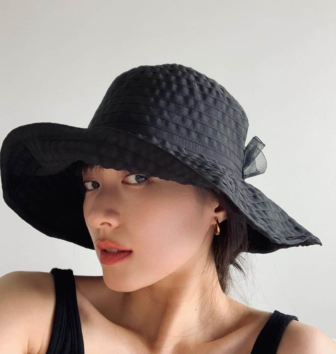 吉竹美聡さんのインスタグラム写真 - (吉竹美聡Instagram)「くしゃっとまるめることができる帽子は持ち運びにも有り難い。。！BLACKでチュール付きも可愛い📎🖤」8月22日 19時30分 - misatoy