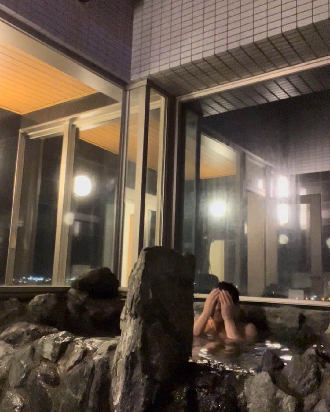 新庄剛志さんのインスタグラム写真 - (新庄剛志Instagram)「ただいま釧路のホテルについて、部屋をのぞいたらなんと露天風呂があり ゆっくり入らせてもらいました♨️😌‼️  釧路の皆さん明日は楽しい試合観せますんで球場の方に来てちょうだい🤙‼️」8月22日 20時00分 - shinjo.freedom