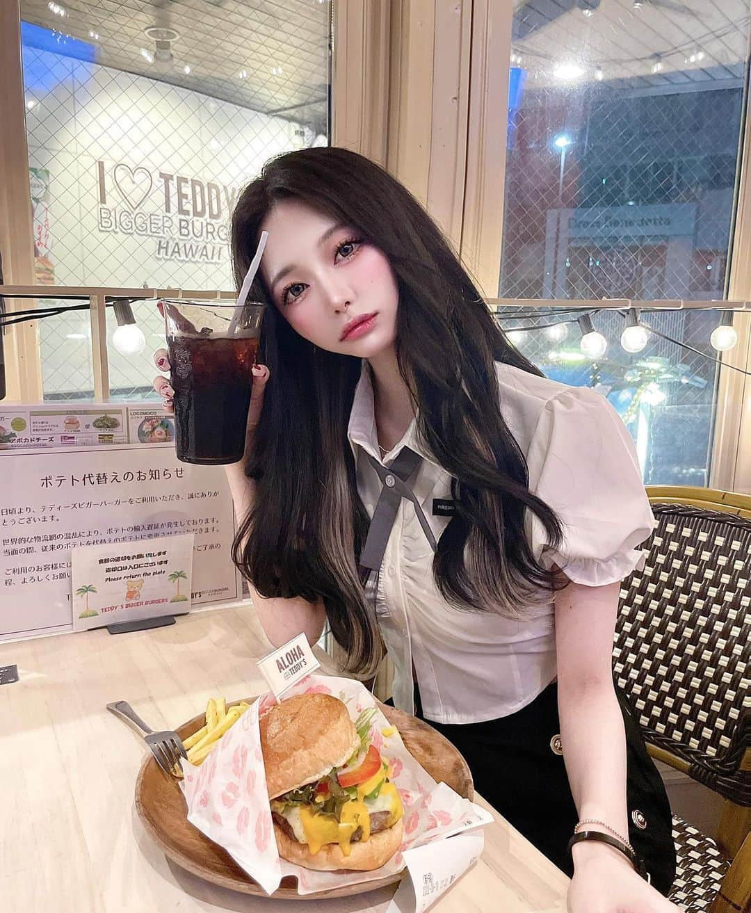 あやちゃんさんのインスタグラム写真 - (あやちゃんInstagram)「ちゅー❤️❤️  夜遅くまでやってるハンバーガー屋さんみっけ❤️🍔  店内可愛かったしポテトカリカリで美味しかった🍟🤭  #teddysbiggerburgers  #韓国ヘア #韓国ファッション #韓国ストリート #原宿カフェ #原宿グルメ #明治神宮前カフェ #明治神宮前グルメ #表参道カフェ #表参道グルメ  #ハンバーガー屋 #ハンバーガー巡り」8月22日 20時17分 - aya.you.love.r