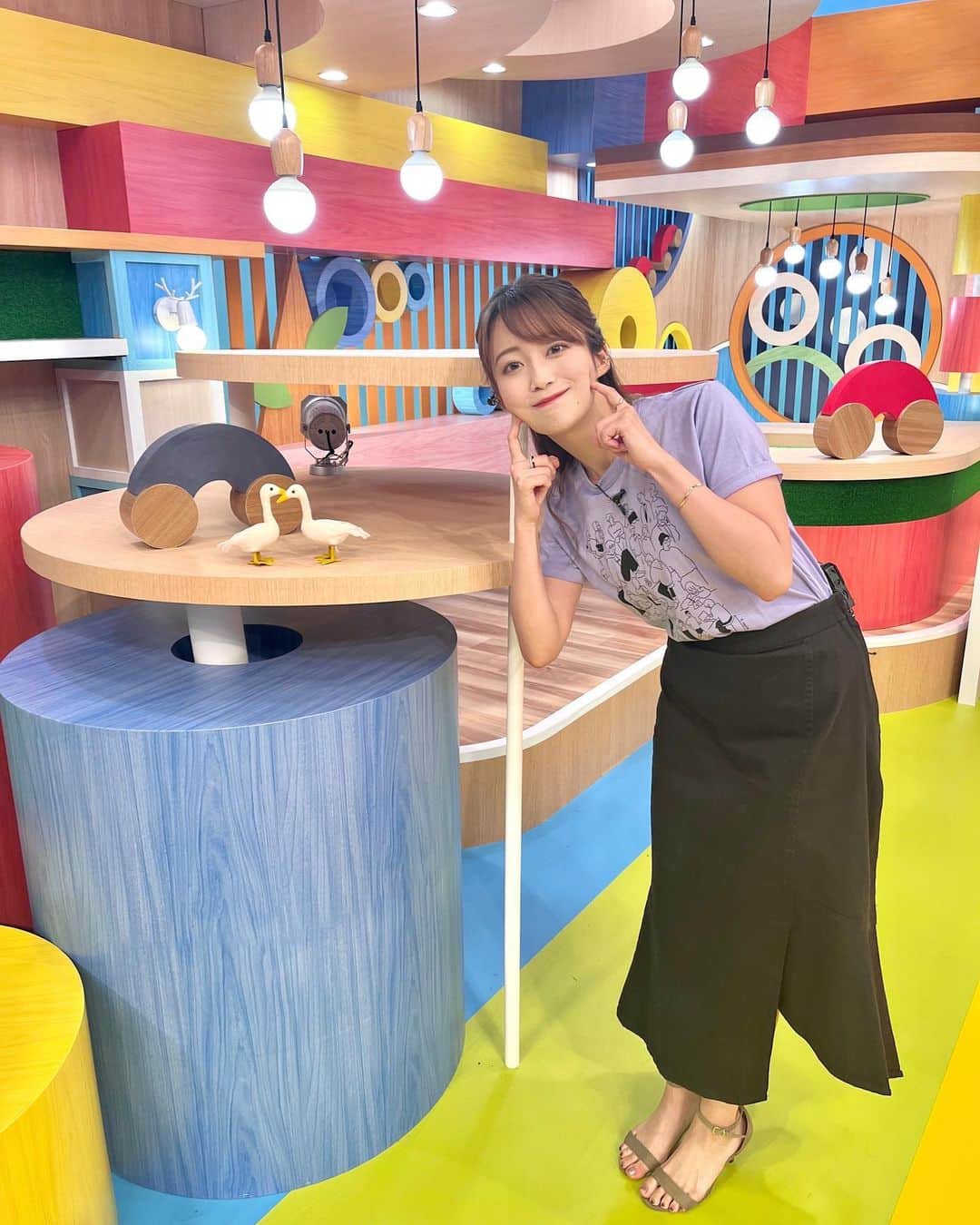 澤井志帆さんのインスタグラム写真 - (澤井志帆Instagram)「.2022.8.22 ⁡ 今週末は24時間テレビ🌱 今年のテーマは「会いたい！」 静岡からも中継やスタジオから生放送でお送りします🙂🤍 ⁡ ということで、きょうの「まるごと」スタジオ衣装はチャリTシャツ♩ 着用したのは" ラベリー "というカラーです💜 ⁡ 今年も24時間テレビの時期がやってきましたね…！どんどん夏の終わりに近づいているような気がして少し寂しくなります🤭 ⁡ #DaiichiTV#まるごと#24時間テレビ#アナウンサー#アナウンサー衣装#チャリTシャツ#ハーフアップ#ハーフアップアレンジ」8月22日 20時17分 - shiho_sawai