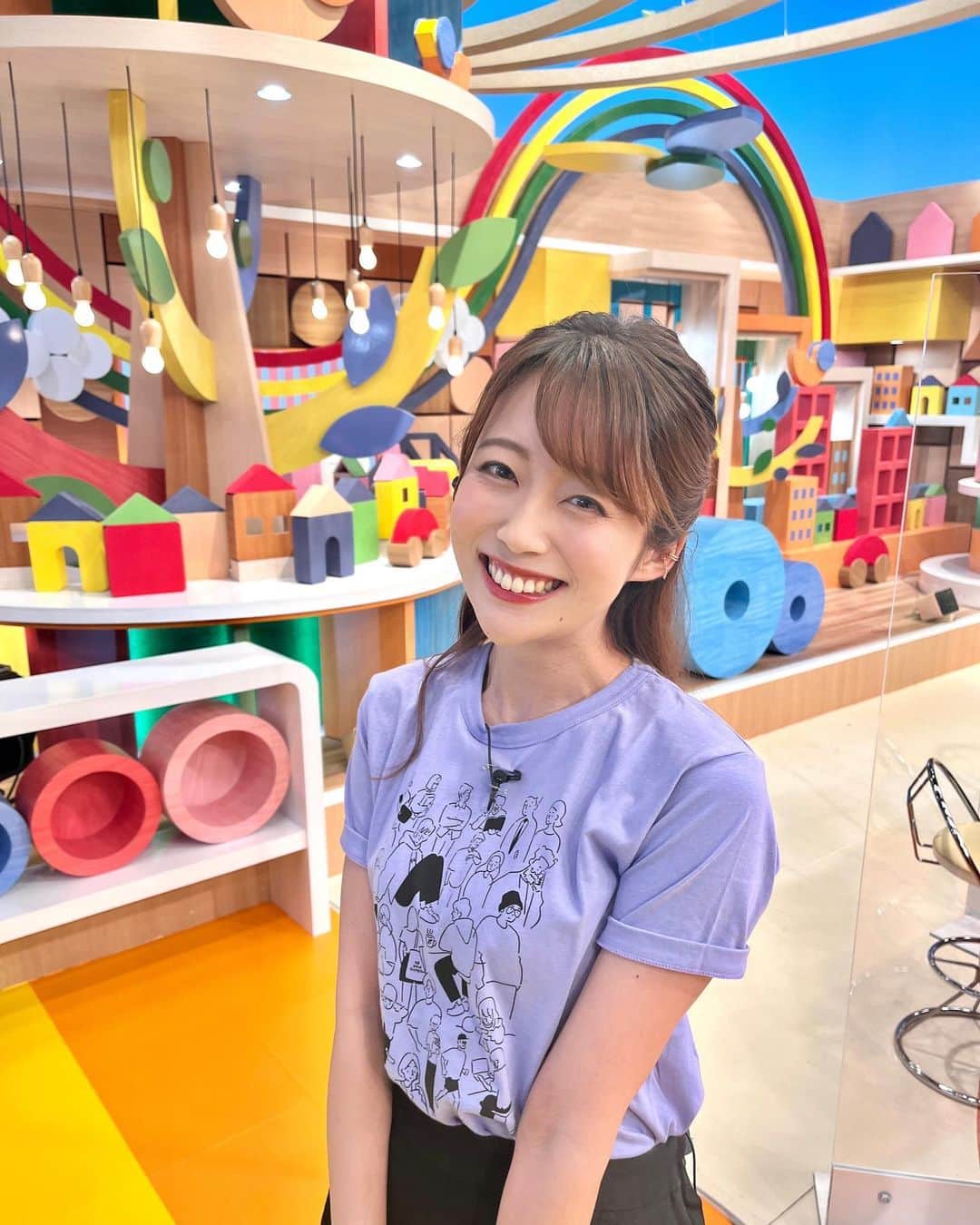 澤井志帆さんのインスタグラム写真 - (澤井志帆Instagram)「.2022.8.22 ⁡ 今週末は24時間テレビ🌱 今年のテーマは「会いたい！」 静岡からも中継やスタジオから生放送でお送りします🙂🤍 ⁡ ということで、きょうの「まるごと」スタジオ衣装はチャリTシャツ♩ 着用したのは" ラベリー "というカラーです💜 ⁡ 今年も24時間テレビの時期がやってきましたね…！どんどん夏の終わりに近づいているような気がして少し寂しくなります🤭 ⁡ #DaiichiTV#まるごと#24時間テレビ#アナウンサー#アナウンサー衣装#チャリTシャツ#ハーフアップ#ハーフアップアレンジ」8月22日 20時17分 - shiho_sawai