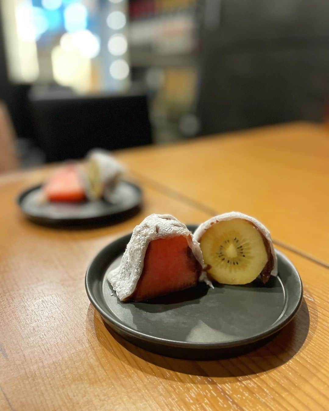 中島亜莉沙さんのインスタグラム写真 - (中島亜莉沙Instagram)「恵比寿の @ebisu_lamb_u でランチ♡  こちらは厳選されたオーストラリア産の ラム肉とワインのお店💁🏼‍♀️  店内はカウンターとテーブル席があり、 ブラック＆ブラウンを基調としたインテリアで とっても落ち着く空間😌🙌🏻  ↓今回頂いたお料理はこちら↓  ・お通しのラム刺し 初めて食べたのですが柔らかく臭みも少なく これがお通しなのっ？！って感動🥹！  ・ラムユッケ、ラムネギ塩ユッケ 卵黄と絡み合いこれは絶品の一言！  ・おまかせ5種盛り 薬膳辛口ベースやグリーンカレーベースもあって それぞれ付け合わせの薬味も付いてる🙌🏻 どれもマッチしていて様々な食べ方で楽しめる！  ・極上ラムチョップ 付け合わせ多めでこちらも楽しめる！  ・ラム肉の石焼ガーリックライス ラム肉がゴロゴロと入っていてガツンとする美味しさ！  ・季節のフルーツを使った大福 秋頃から加わるらしい新スイーツ✨ フルーツ大きめの贅沢な味わいで お腹いっぱいでも食べられる一品でした🤤  こんなにも色々なラム料理を楽しめるなんて またリピートしたいって思うお店でした☺️  店長さんや店員さん一同、 接客もすごく丁寧で素敵なお店なので 皆さんも良かったらチェックしてみて下さい🫶🏻 @ebisu_lamb_u   #ラムユー #ラム料理 #ラム #恵比寿グルメ #恵比寿ランチ #恵比寿ディナー #恵比寿デート #lamb #australialamb #ebisu」8月22日 21時40分 - arisan_days