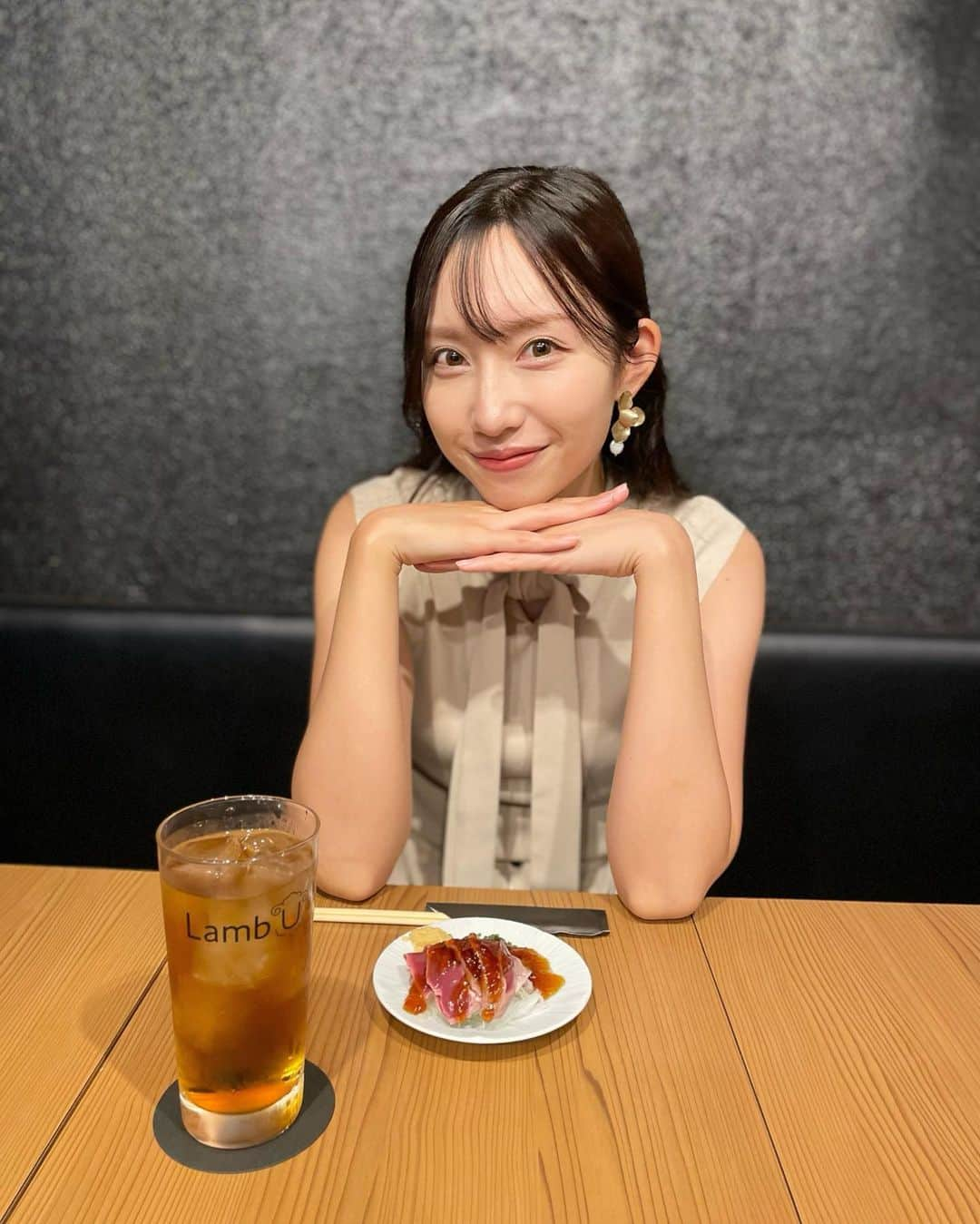 中島亜莉沙さんのインスタグラム写真 - (中島亜莉沙Instagram)「恵比寿の @ebisu_lamb_u でランチ♡  こちらは厳選されたオーストラリア産の ラム肉とワインのお店💁🏼‍♀️  店内はカウンターとテーブル席があり、 ブラック＆ブラウンを基調としたインテリアで とっても落ち着く空間😌🙌🏻  ↓今回頂いたお料理はこちら↓  ・お通しのラム刺し 初めて食べたのですが柔らかく臭みも少なく これがお通しなのっ？！って感動🥹！  ・ラムユッケ、ラムネギ塩ユッケ 卵黄と絡み合いこれは絶品の一言！  ・おまかせ5種盛り 薬膳辛口ベースやグリーンカレーベースもあって それぞれ付け合わせの薬味も付いてる🙌🏻 どれもマッチしていて様々な食べ方で楽しめる！  ・極上ラムチョップ 付け合わせ多めでこちらも楽しめる！  ・ラム肉の石焼ガーリックライス ラム肉がゴロゴロと入っていてガツンとする美味しさ！  ・季節のフルーツを使った大福 秋頃から加わるらしい新スイーツ✨ フルーツ大きめの贅沢な味わいで お腹いっぱいでも食べられる一品でした🤤  こんなにも色々なラム料理を楽しめるなんて またリピートしたいって思うお店でした☺️  店長さんや店員さん一同、 接客もすごく丁寧で素敵なお店なので 皆さんも良かったらチェックしてみて下さい🫶🏻 @ebisu_lamb_u   #ラムユー #ラム料理 #ラム #恵比寿グルメ #恵比寿ランチ #恵比寿ディナー #恵比寿デート #lamb #australialamb #ebisu」8月22日 21時40分 - arisan_days