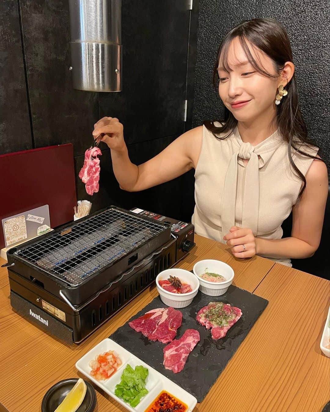 中島亜莉沙さんのインスタグラム写真 - (中島亜莉沙Instagram)「恵比寿の @ebisu_lamb_u でランチ♡  こちらは厳選されたオーストラリア産の ラム肉とワインのお店💁🏼‍♀️  店内はカウンターとテーブル席があり、 ブラック＆ブラウンを基調としたインテリアで とっても落ち着く空間😌🙌🏻  ↓今回頂いたお料理はこちら↓  ・お通しのラム刺し 初めて食べたのですが柔らかく臭みも少なく これがお通しなのっ？！って感動🥹！  ・ラムユッケ、ラムネギ塩ユッケ 卵黄と絡み合いこれは絶品の一言！  ・おまかせ5種盛り 薬膳辛口ベースやグリーンカレーベースもあって それぞれ付け合わせの薬味も付いてる🙌🏻 どれもマッチしていて様々な食べ方で楽しめる！  ・極上ラムチョップ 付け合わせ多めでこちらも楽しめる！  ・ラム肉の石焼ガーリックライス ラム肉がゴロゴロと入っていてガツンとする美味しさ！  ・季節のフルーツを使った大福 秋頃から加わるらしい新スイーツ✨ フルーツ大きめの贅沢な味わいで お腹いっぱいでも食べられる一品でした🤤  こんなにも色々なラム料理を楽しめるなんて またリピートしたいって思うお店でした☺️  店長さんや店員さん一同、 接客もすごく丁寧で素敵なお店なので 皆さんも良かったらチェックしてみて下さい🫶🏻 @ebisu_lamb_u   #ラムユー #ラム料理 #ラム #恵比寿グルメ #恵比寿ランチ #恵比寿ディナー #恵比寿デート #lamb #australialamb #ebisu」8月22日 21時40分 - arisan_days