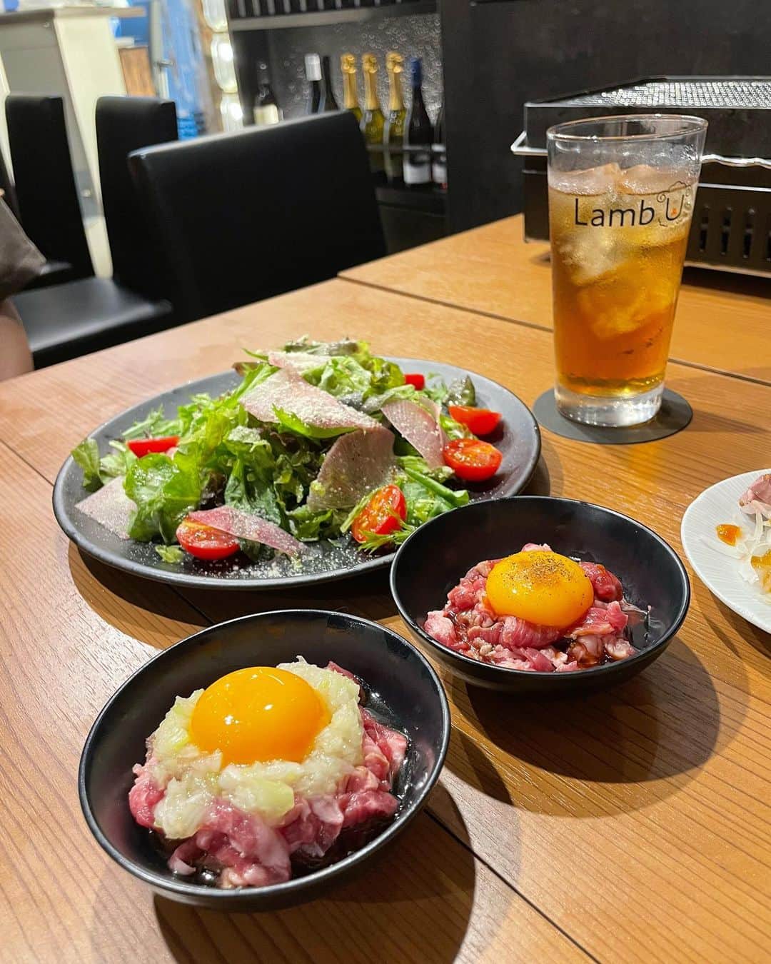 中島亜莉沙さんのインスタグラム写真 - (中島亜莉沙Instagram)「恵比寿の @ebisu_lamb_u でランチ♡  こちらは厳選されたオーストラリア産の ラム肉とワインのお店💁🏼‍♀️  店内はカウンターとテーブル席があり、 ブラック＆ブラウンを基調としたインテリアで とっても落ち着く空間😌🙌🏻  ↓今回頂いたお料理はこちら↓  ・お通しのラム刺し 初めて食べたのですが柔らかく臭みも少なく これがお通しなのっ？！って感動🥹！  ・ラムユッケ、ラムネギ塩ユッケ 卵黄と絡み合いこれは絶品の一言！  ・おまかせ5種盛り 薬膳辛口ベースやグリーンカレーベースもあって それぞれ付け合わせの薬味も付いてる🙌🏻 どれもマッチしていて様々な食べ方で楽しめる！  ・極上ラムチョップ 付け合わせ多めでこちらも楽しめる！  ・ラム肉の石焼ガーリックライス ラム肉がゴロゴロと入っていてガツンとする美味しさ！  ・季節のフルーツを使った大福 秋頃から加わるらしい新スイーツ✨ フルーツ大きめの贅沢な味わいで お腹いっぱいでも食べられる一品でした🤤  こんなにも色々なラム料理を楽しめるなんて またリピートしたいって思うお店でした☺️  店長さんや店員さん一同、 接客もすごく丁寧で素敵なお店なので 皆さんも良かったらチェックしてみて下さい🫶🏻 @ebisu_lamb_u   #ラムユー #ラム料理 #ラム #恵比寿グルメ #恵比寿ランチ #恵比寿ディナー #恵比寿デート #lamb #australialamb #ebisu」8月22日 21時40分 - arisan_days