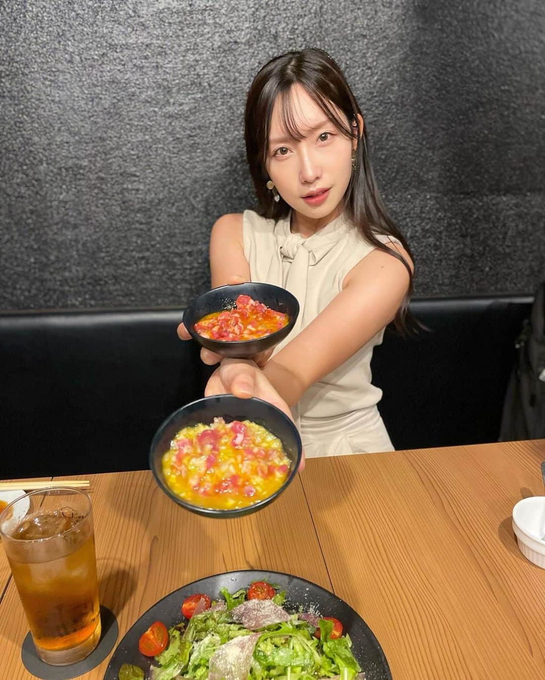 中島亜莉沙さんのインスタグラム写真 - (中島亜莉沙Instagram)「恵比寿の @ebisu_lamb_u でランチ♡  こちらは厳選されたオーストラリア産の ラム肉とワインのお店💁🏼‍♀️  店内はカウンターとテーブル席があり、 ブラック＆ブラウンを基調としたインテリアで とっても落ち着く空間😌🙌🏻  ↓今回頂いたお料理はこちら↓  ・お通しのラム刺し 初めて食べたのですが柔らかく臭みも少なく これがお通しなのっ？！って感動🥹！  ・ラムユッケ、ラムネギ塩ユッケ 卵黄と絡み合いこれは絶品の一言！  ・おまかせ5種盛り 薬膳辛口ベースやグリーンカレーベースもあって それぞれ付け合わせの薬味も付いてる🙌🏻 どれもマッチしていて様々な食べ方で楽しめる！  ・極上ラムチョップ 付け合わせ多めでこちらも楽しめる！  ・ラム肉の石焼ガーリックライス ラム肉がゴロゴロと入っていてガツンとする美味しさ！  ・季節のフルーツを使った大福 秋頃から加わるらしい新スイーツ✨ フルーツ大きめの贅沢な味わいで お腹いっぱいでも食べられる一品でした🤤  こんなにも色々なラム料理を楽しめるなんて またリピートしたいって思うお店でした☺️  店長さんや店員さん一同、 接客もすごく丁寧で素敵なお店なので 皆さんも良かったらチェックしてみて下さい🫶🏻 @ebisu_lamb_u   #ラムユー #ラム料理 #ラム #恵比寿グルメ #恵比寿ランチ #恵比寿ディナー #恵比寿デート #lamb #australialamb #ebisu」8月22日 21時40分 - arisan_days