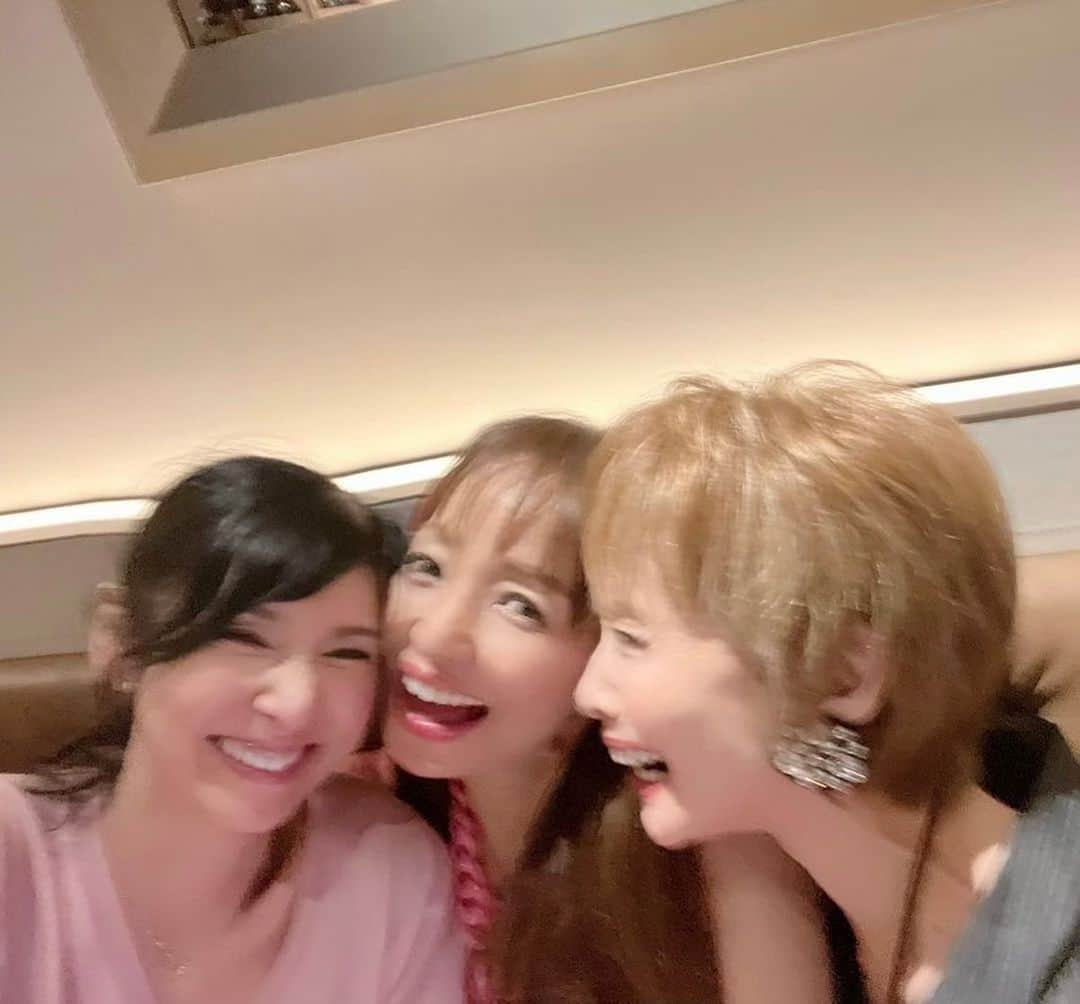 神田うのさんのインスタグラム写真 - (神田うのInstagram)「大好きなルミ子さん💕と大好きな瞳さん💕と3人でガールズディナー☺️🍽 もう最高にとーーーってもとっても楽し過ぎる幸せな時間でした😍✨ そして既に『会いたい病』にかかってしまっています🤣（笑） 大好きが更に大好きに😍😍😍 もう大好きが止まらない🤣❤️❤️❤️  @rumiko_koyanagi  @hitomikofficial   #楽し過ぎる#幸せな時間#ガールズディナー#大人ガールズディナー#いつもありがとうございます#大好き#大好きな方#美しくて#優しくて#素晴らしくて#素敵で#可愛い過ぎる#とっても優しい#素晴らしい人生の先輩#感謝#大好き過ぎる#心から信頼出来る方#小柳ルミ子 さん#黒木瞳 さん#神田うの#rumikokoyanagi#hitomikuroki#unokanda」8月22日 21時54分 - unokandaofficial