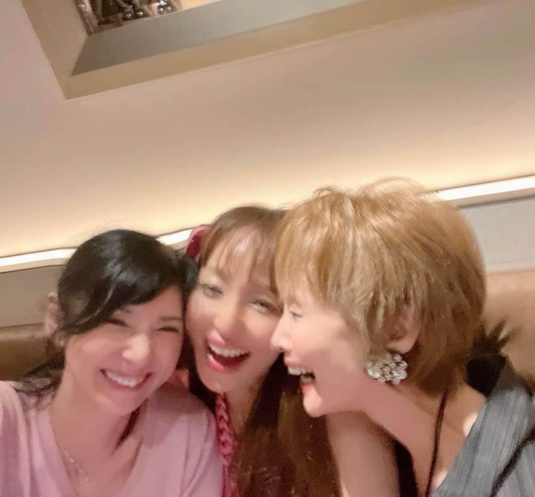 神田うのさんのインスタグラム写真 - (神田うのInstagram)「大好きなルミ子さん💕と大好きな瞳さん💕と3人でガールズディナー☺️🍽 もう最高にとーーーってもとっても楽し過ぎる幸せな時間でした😍✨ そして既に『会いたい病』にかかってしまっています🤣（笑） 大好きが更に大好きに😍😍😍 もう大好きが止まらない🤣❤️❤️❤️  @rumiko_koyanagi  @hitomikofficial   #楽し過ぎる#幸せな時間#ガールズディナー#大人ガールズディナー#いつもありがとうございます#大好き#大好きな方#美しくて#優しくて#素晴らしくて#素敵で#可愛い過ぎる#とっても優しい#素晴らしい人生の先輩#感謝#大好き過ぎる#心から信頼出来る方#小柳ルミ子 さん#黒木瞳 さん#神田うの#rumikokoyanagi#hitomikuroki#unokanda」8月22日 21時54分 - unokandaofficial