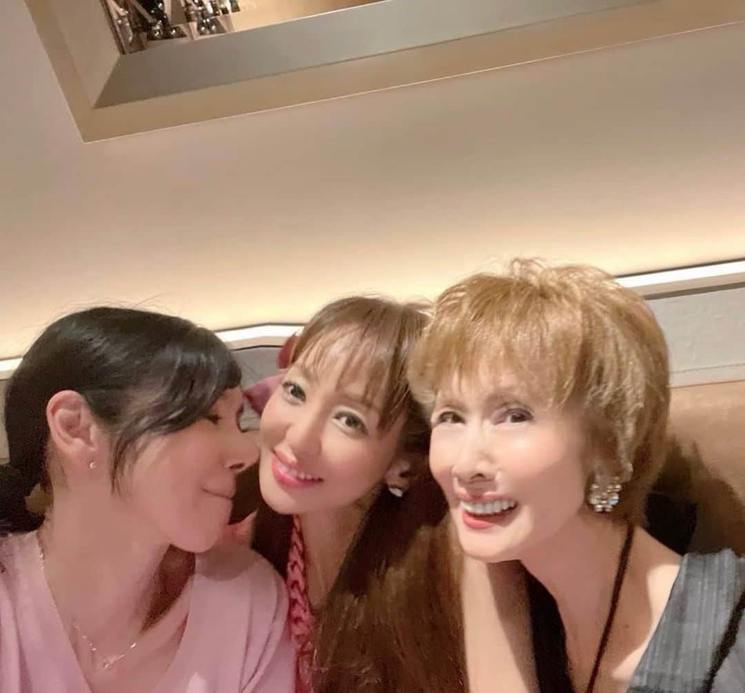 神田うのさんのインスタグラム写真 - (神田うのInstagram)「大好きなルミ子さん💕と大好きな瞳さん💕と3人でガールズディナー☺️🍽 もう最高にとーーーってもとっても楽し過ぎる幸せな時間でした😍✨ そして既に『会いたい病』にかかってしまっています🤣（笑） 大好きが更に大好きに😍😍😍 もう大好きが止まらない🤣❤️❤️❤️  @rumiko_koyanagi  @hitomikofficial   #楽し過ぎる#幸せな時間#ガールズディナー#大人ガールズディナー#いつもありがとうございます#大好き#大好きな方#美しくて#優しくて#素晴らしくて#素敵で#可愛い過ぎる#とっても優しい#素晴らしい人生の先輩#感謝#大好き過ぎる#心から信頼出来る方#小柳ルミ子 さん#黒木瞳 さん#神田うの#rumikokoyanagi#hitomikuroki#unokanda」8月22日 21時54分 - unokandaofficial