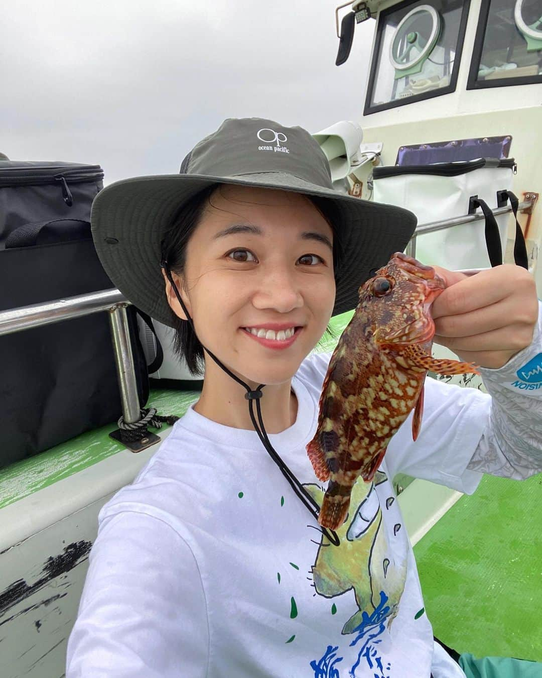 太田唯さんのインスタグラム写真 - (太田唯Instagram)「先日、 神奈川の新修丸さんで 久しぶりの カサゴ釣りしてきました🎣🫧  . 朝は小雨もぱらぱらで、心配でしたが 10匹はいきたい！ いや、20やな！ ...と言ってるうちに 終わってみれば 釣果は 27匹 ✊🔥 立派なのが釣れました〜！  久しぶりに釣りガール友達のみづほちゃんにも会えて、とっても楽しかったです！ 食べるのが楽しみすぎる〜  . #釣り #新修丸 さん #カサゴ釣り #東京湾 #釣りガール #アウトドア #アウトドアコーデ #oceanpacific #outdoor #横須賀」8月22日 22時05分 - yuiohta.official