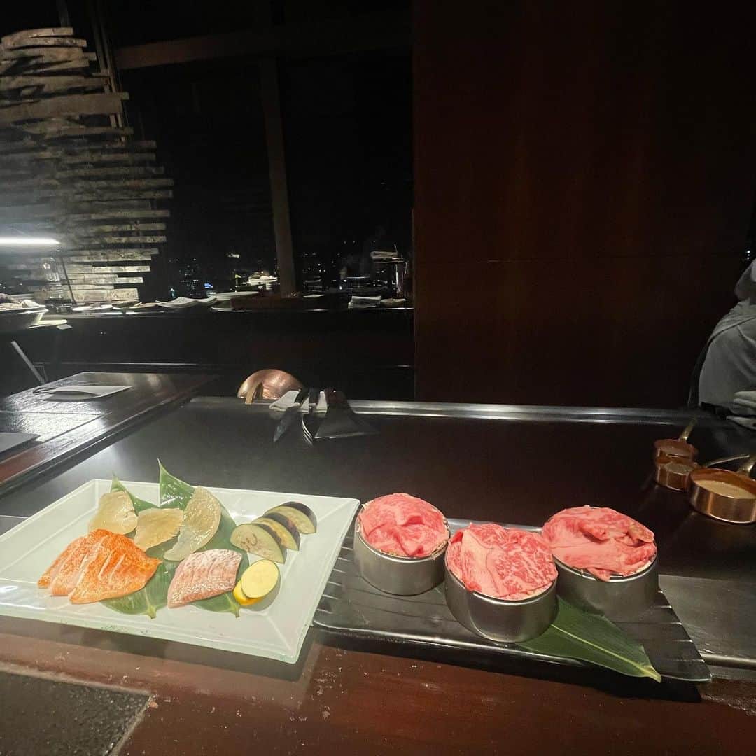 秋定麻紀子さんのインスタグラム写真 - (秋定麻紀子Instagram)「美味しいご飯よかったね。 大人みんなと同じ料理が食べれるようになると色々行けて本当に楽しい。 鉄板焼きでは娘だけお魚と、いっぱいお野菜。 そして味噌汁と白米。  とっても豪華でウキウキ。 焼いているところやバルーンアートも目をキラキラさせていました。  素敵な時間を ありがとうございます。」8月22日 23時10分 - makiakisada