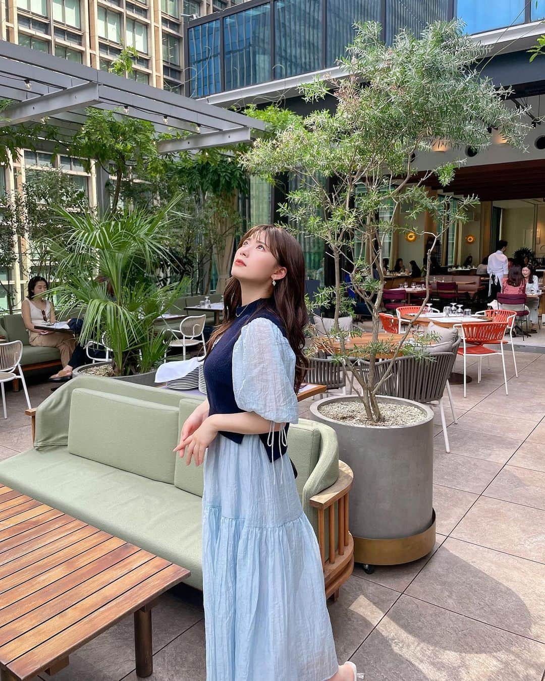 伊藤奈月さんのインスタグラム写真 - (伊藤奈月Instagram)「⁡ テラスランチ大好き🌿 ⁡ オフィスビルに囲まれた立地だから、 タワービル街のオアシス的な感じで グリーンがたくさん🪴🌞 ⁡ よくこのレストラン TV CMのロケ地として 使われてるよね🍽 ⁡ #ランチ  #lunch  #THEUPPER #大手町ランチ  #丸の内ランチ  #東京ランチ」8月22日 23時24分 - naachan__