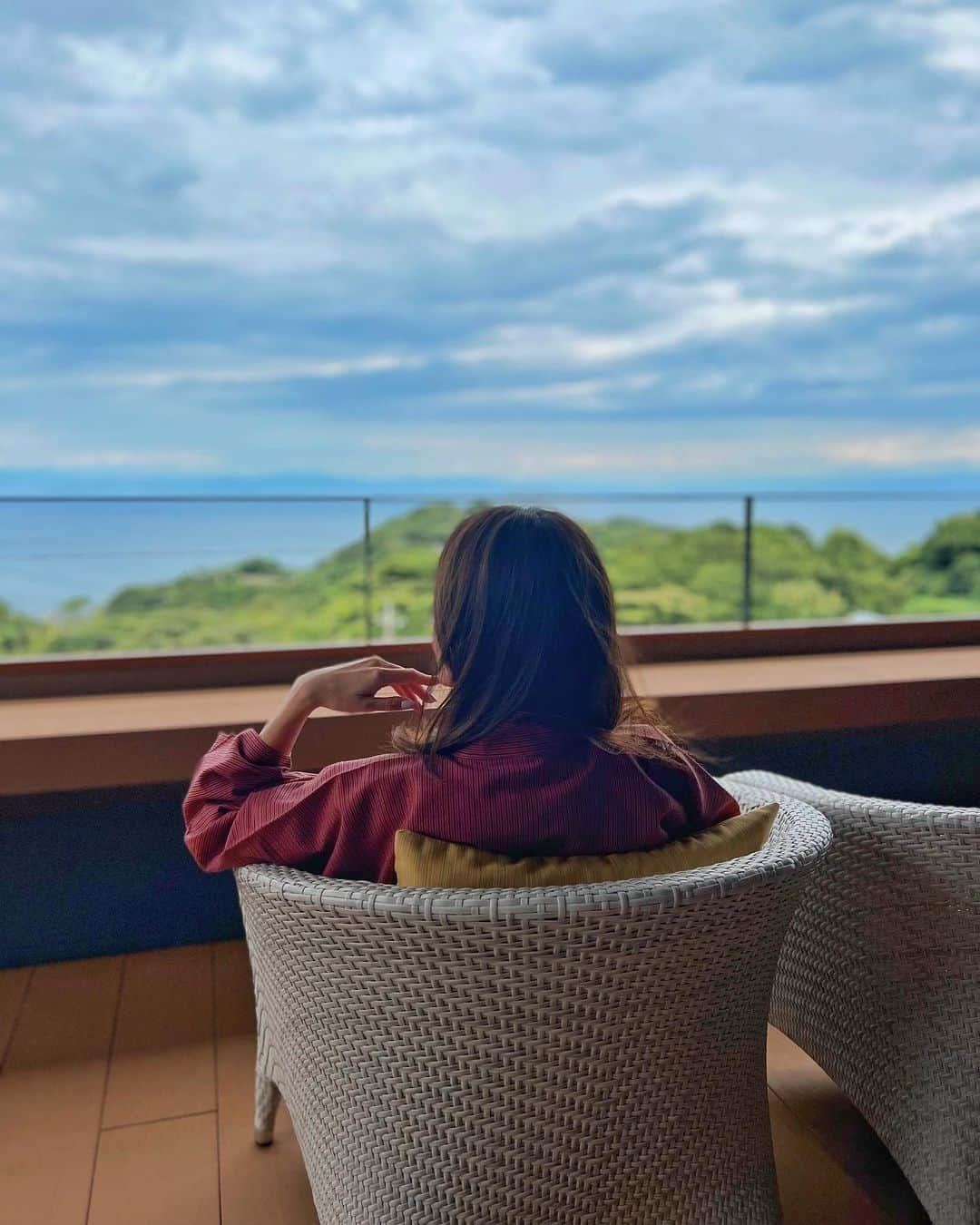 うさびったさんのインスタグラム写真 - (うさびったInstagram)「We're at a hot spring ryokan.  You can see Mt. Fuji here when the weather is nice.  西伊豆のふたりとわに縁♨️へ行ってきたよ🚘  お部屋は「ほほえみながら」。  今回はふるさと納税で無料で宿泊してきました🙂✨  西伊豆は天気がいいと富士山を眺められます🗻  あまり深く考えず寄付しちゃったんだけど、土曜と祝前日は使えないのでそこだけ注意🫠✨  #ふたりとわに縁 #西伊豆 #伊豆旅行 #フィリップリム #mtfuji」8月23日 0時18分 - usavitta