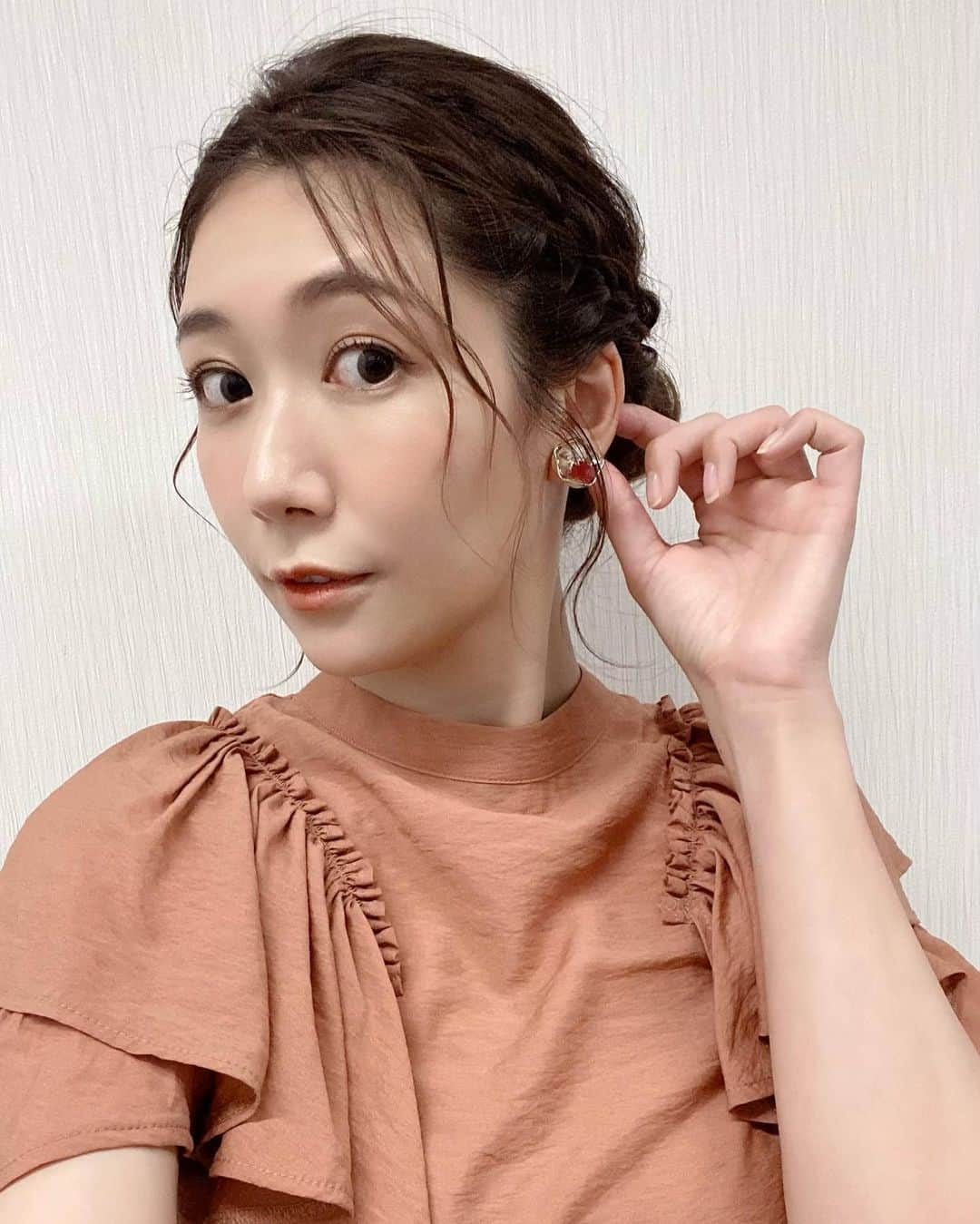 穂川果音さんのインスタグラム写真 - (穂川果音Instagram)「hairstyle アップヘアだよ〜  earring→ @hitofula_flower  #hairstyle #hairarrange #アップヘア　#アベプラ　#abematv #アップスタイル　#イヤリング　#earrings   #穂川果音  #気象予報士　#下めアップ  #綺麗めアレンジ 　#まとめ髪　#お天気キャスター #前髪アレンジ　#編み込みアップヘア #編み込みアレンジ」8月23日 15時01分 - hokawakanonn