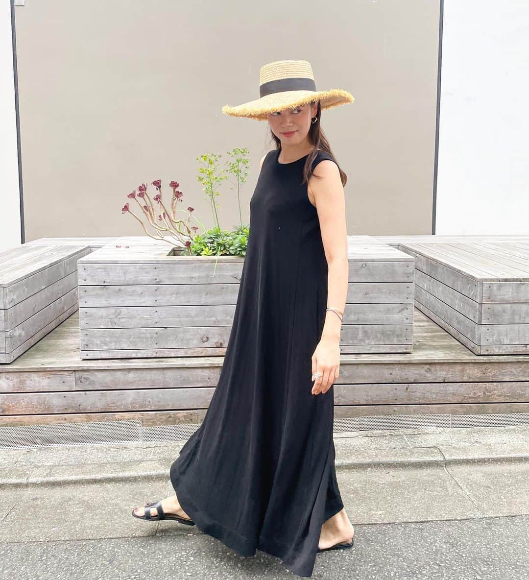 中林美和さんのインスタグラム写真 - (中林美和Instagram)「何枚持っていてもいい 便利なブラックドレス。 とろみがあってカジュアルになりすぎないから、 気づけば着てしまいます。  Dress/ @cbp.tokyo × @ayuuki0908   秋になったらざっくりニット合わせよう♡」8月23日 15時58分 - miwanakabayashi