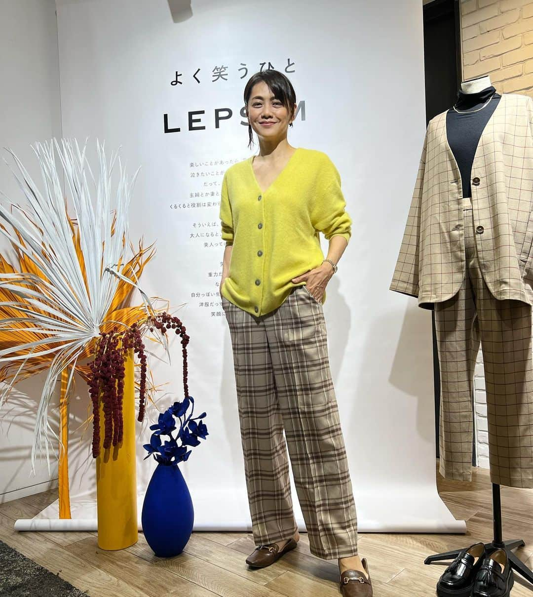 前田典子さんのインスタグラム写真 - (前田典子Instagram)「@lepsim_official  #展示会 ベージュ系 #チェックのパンツ🤎 イエローの #ラクーンのニットガーデ💛 #プチプラ高見えコーデ   @senamu_official  の #ネイル　 新色リップ オレンジレッド❤️ 好きな色　💄 #モーブパープルの #アイシャドウ で💜 #秋メイク  #プチプラコスメ  #モデル#マエノリ#前田典子」8月23日 17時01分 - maenorichang